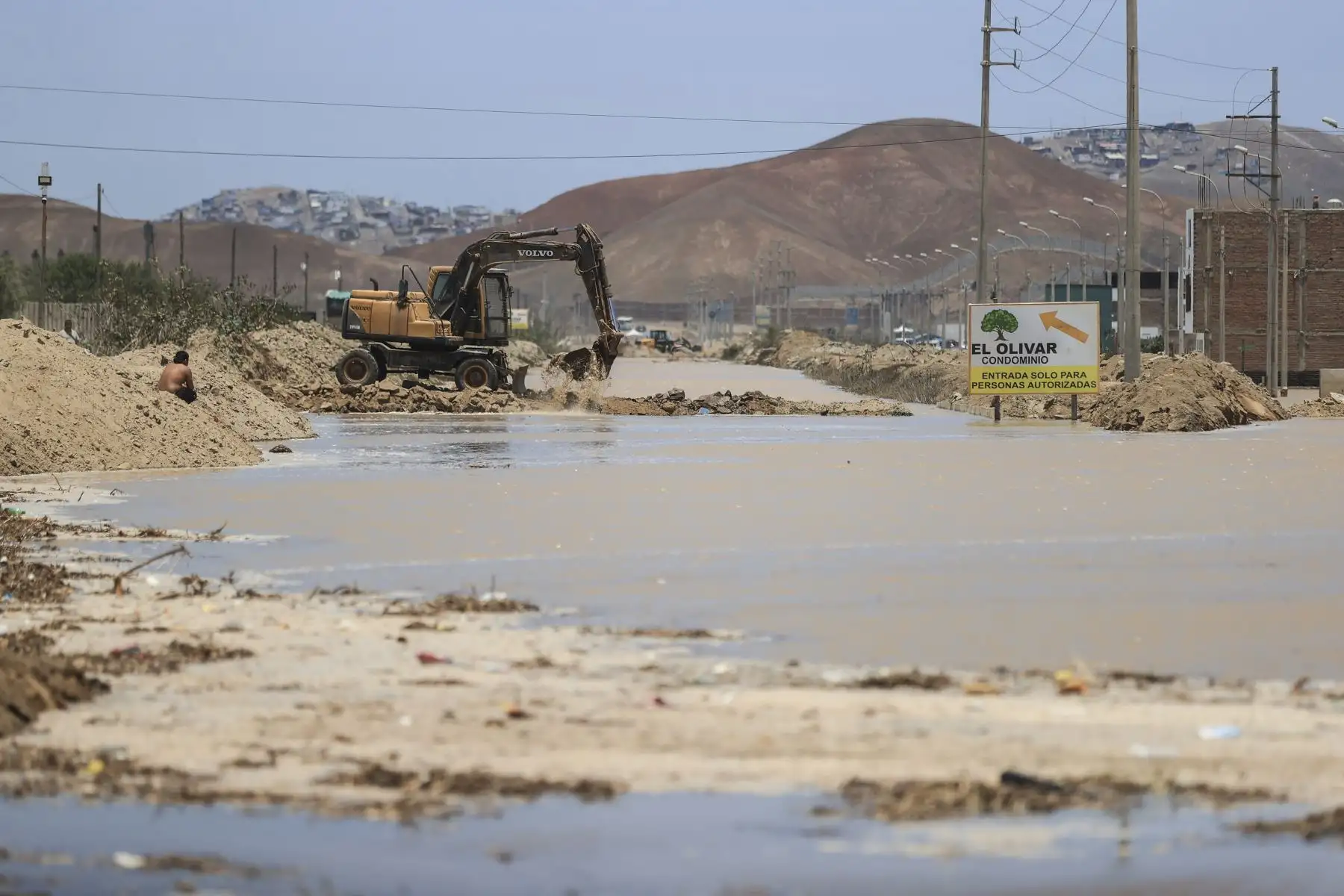 El desborde del río Chilca ha provocado una inundación que ha dejado intransitable el acceso vehicular a la entrada de Pucusana, dificultando el desplazamiento de quienes viajan desde la Panamericana Sur hacia el balneario y viceversa. Obreros se encuentran limpiando la zona con maquinaria pesada y motobombas. Foto: ANDINA/Jhonel Rodríguez Robles