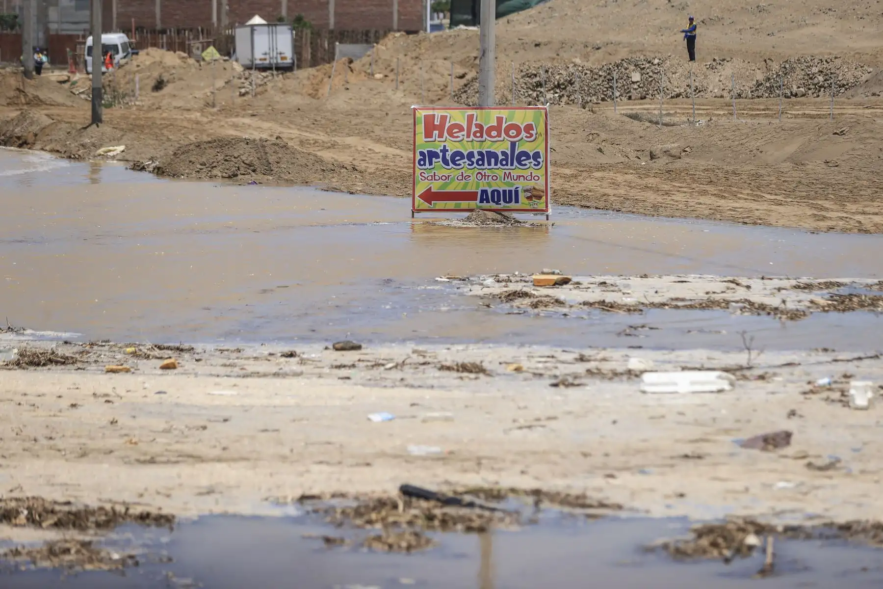 El desborde del río Chilca ha provocado una inundación que ha dejado intransitable el acceso vehicular a la entrada de Pucusana, dificultando el desplazamiento de quienes viajan desde la Panamericana Sur hacia el balneario y viceversa. Obreros se encuentran limpiando la zona con maquinaria pesada y motobombas. Foto: ANDINA/Jhonel Rodríguez Robles
