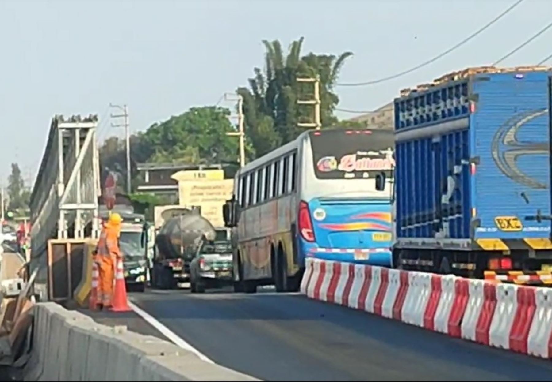 La puesta en funcionamiento del puente modular en Chancay ayuda a normalizar el tránsito en la carretera Panamericana Norte. ANDINA/Difusión