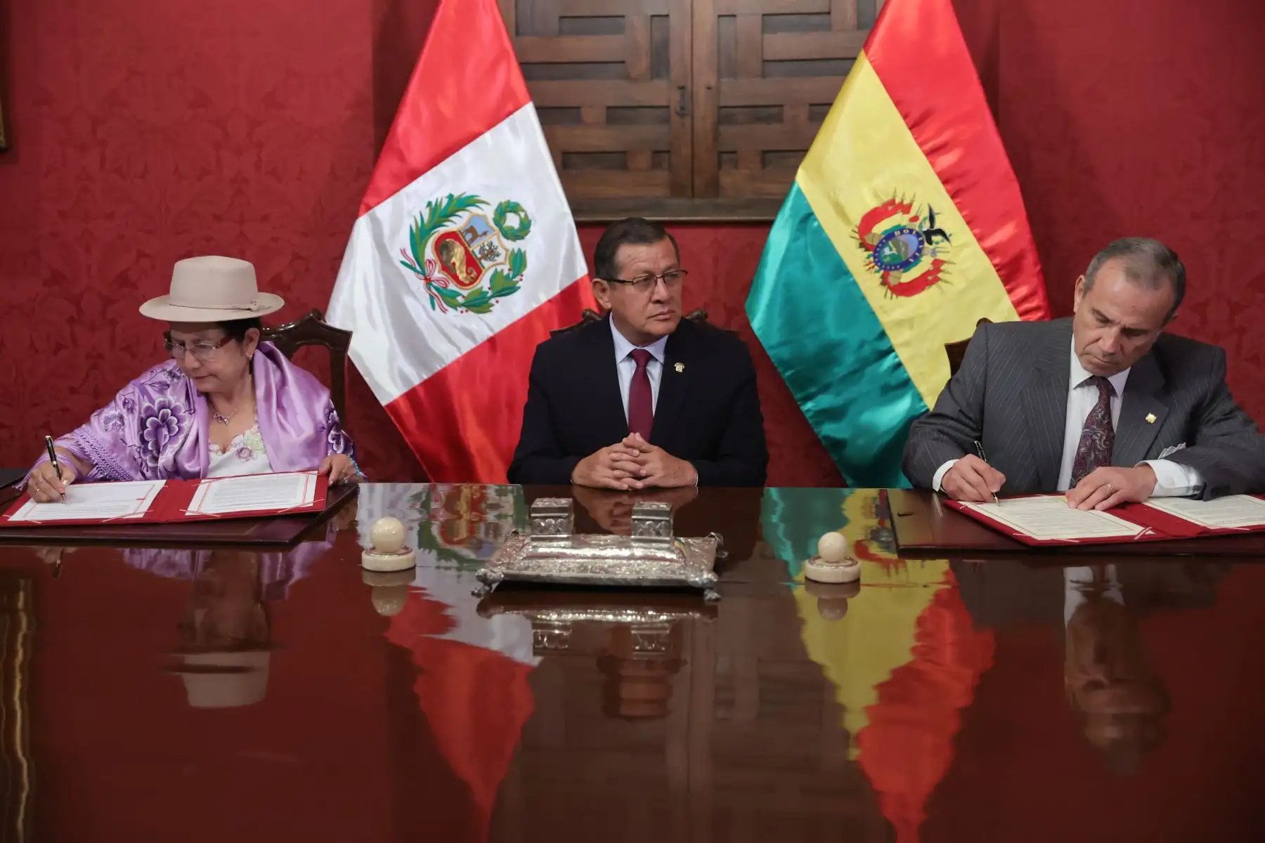 Ceremonia de suscripción del “Acuerdo entre el Estado Plurinacional de Bolivia y la República del Perú para el Funcionamiento del Módulo Temporal Fronterizo en Extrema” y el “Memorándum Binacional que aprueba el Plan Operativo Bienal de la Autoridad Binacional Autónoma del Lago Titicaca (ALT) para los años 2025-2026”. Foto: ANDINA/Melina Mejía