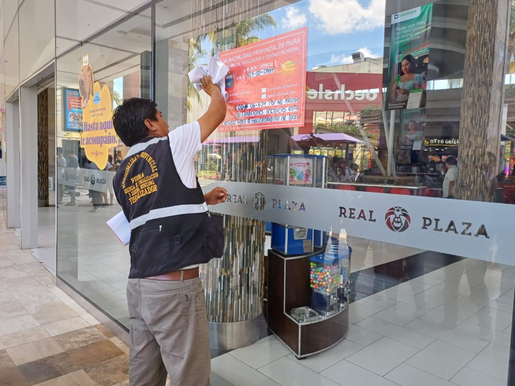 La Municipalidad Provincial de Piura dispuso la clausura temporal del patio de comidas del centro comercial Real Plaza de esa ciudad debido a una serie de observaciones de seguridad detectadas en la infraestructura de dicho local.