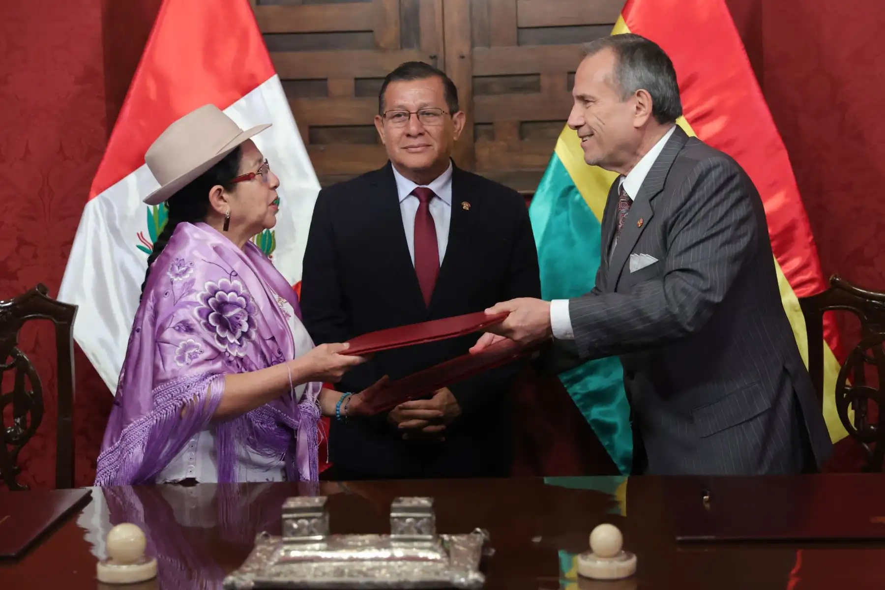 Ceremonia de suscripción del “Acuerdo entre el Estado Plurinacional de Bolivia y la República del Perú para el Funcionamiento del Módulo Temporal Fronterizo en Extrema” y el “Memorándum Binacional que aprueba el Plan Operativo Bienal de la Autoridad Binacional Autónoma del Lago Titicaca (ALT) para los años 2025-2026”. Foto: ANDINA/Melina Mejía