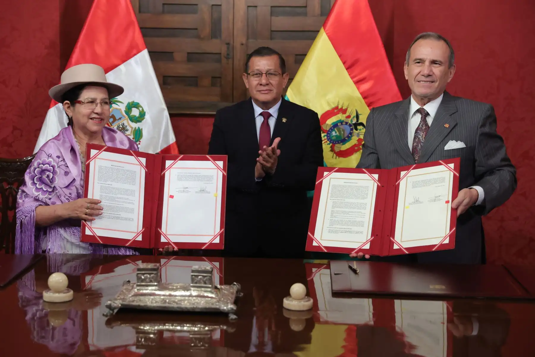 Ceremonia de suscripción del “Acuerdo entre el Estado Plurinacional de Bolivia y la República del Perú para el Funcionamiento del Módulo Temporal Fronterizo en Extrema” y el “Memorándum Binacional que aprueba el Plan Operativo Bienal de la Autoridad Binacional Autónoma del Lago Titicaca (ALT) para los años 2025-2026”. Foto: ANDINA/Melina Mejía