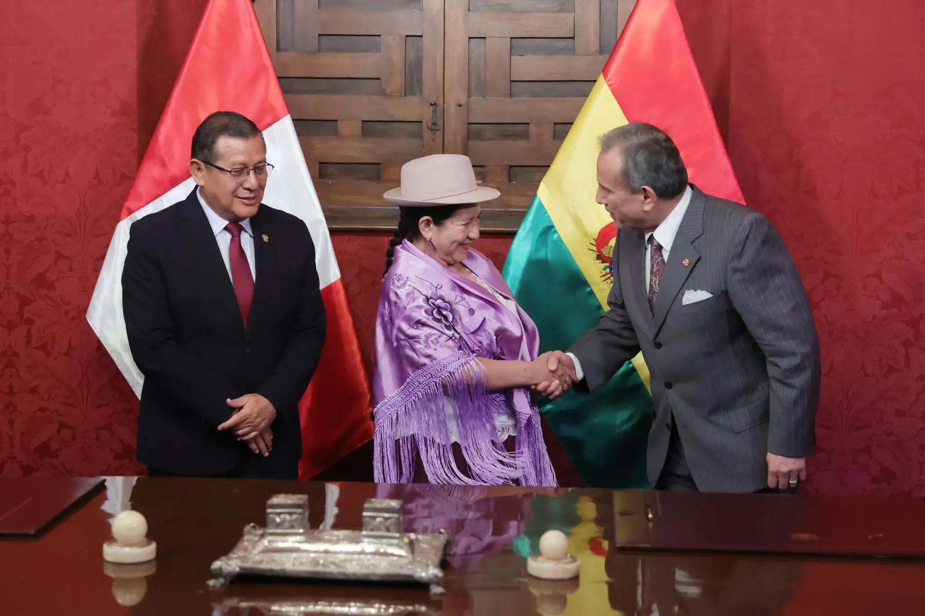 Ceremonia de suscripción del “Acuerdo entre el Estado Plurinacional de Bolivia y la República del Perú para el Funcionamiento del Módulo Temporal Fronterizo en Extrema” y el “Memorándum Binacional que aprueba el Plan Operativo Bienal de la Autoridad Binacional Autónoma del Lago Titicaca (ALT) para los años 2025-2026”. Foto: ANDINA/Melina Mejía
