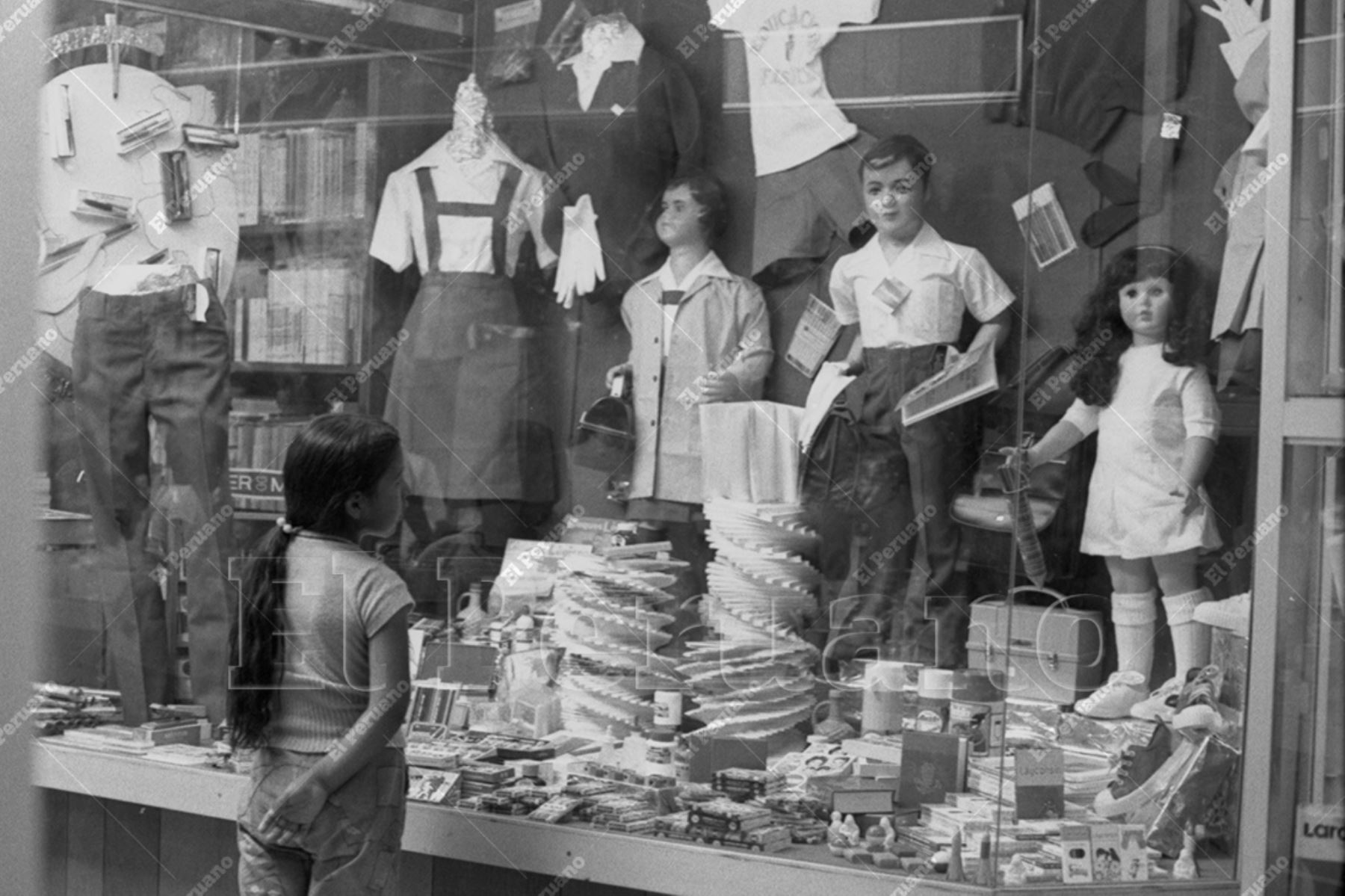 Lima - 31 marzo 1976  / Una niña observa los modelos del uniforme escolar que se venden en tiendas Tía. Foto: Archivo Histórico de El Peruano / José Risco