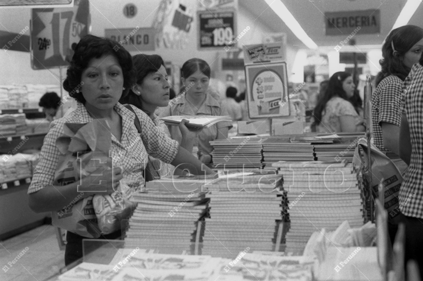 Aquí una muestra gráfica de la tradicional compra de útiles escolares y uniformes en Lima con motivo del inicio del año escolar. Estas fotografías, rescatadas del archivo histórico del Diario Oficial El Peruano, reflejan cómo, a lo largo de los años, familias, estudiantes y comerciantes han participado en esta costumbre anual. Foto: Archivo Histórico de El Peruano / José Risco