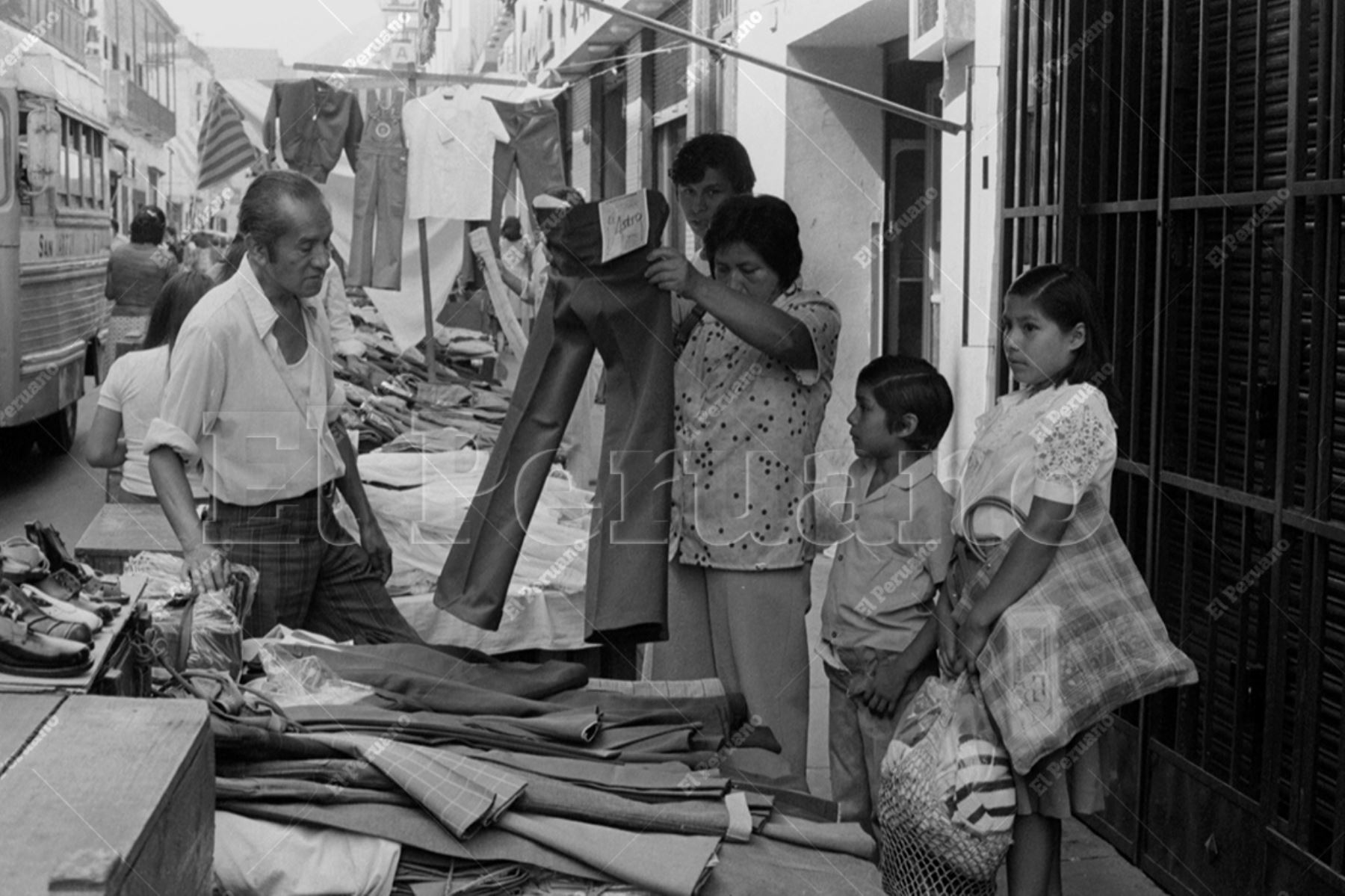 Lima - 28 marzo 1978 / A solo días del inicio de las clases, vendedores ambulantes ofrecen el uniforme único escolar.  Foto: Archivo Histórico de El Peruano / Víctor Palomino