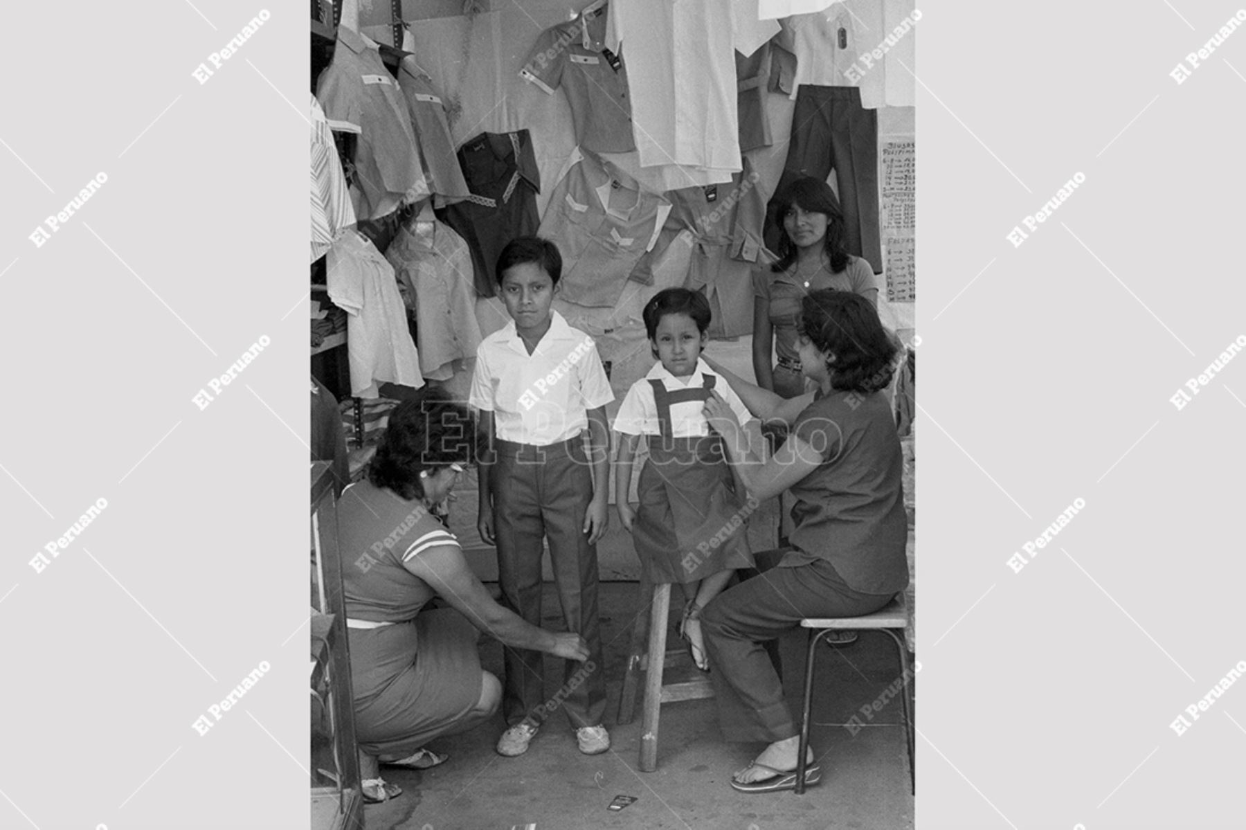 Lima - 29 marzo 1985 / Dos niños se prueban el uniforme escolar único en un puesto ambulante. Foto: Archivo Histórico de El Peruano