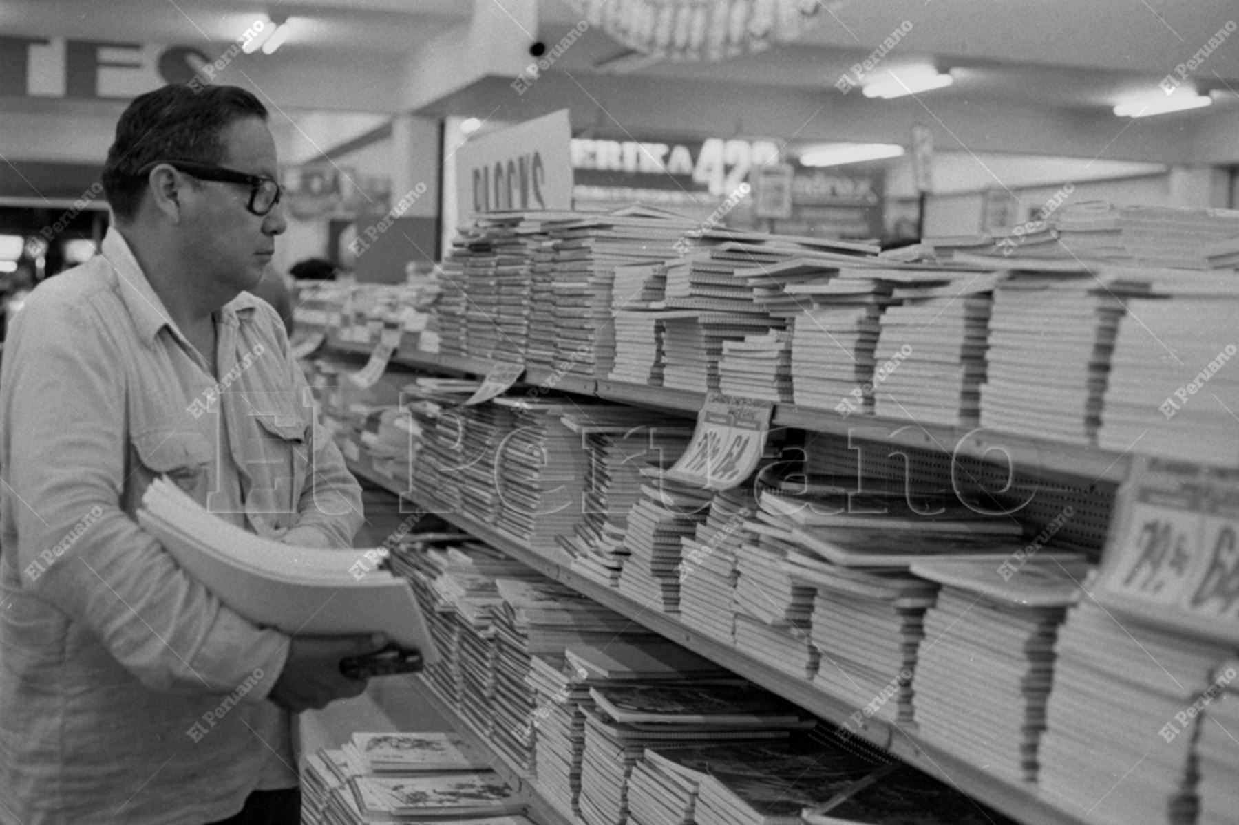 Lima - 1 abril 1978 / Venta de cuadernos y útiles escolares en un supermercado. Foto: Archivo Histórico de El Peruano / José Risco