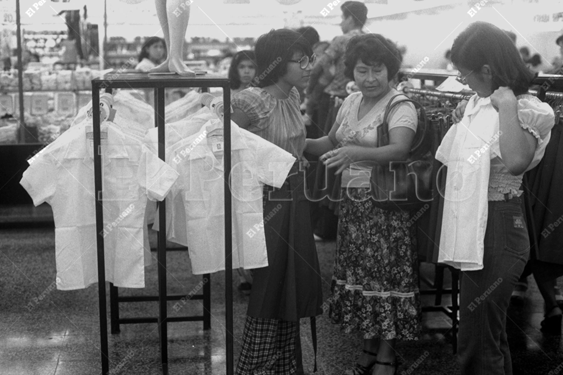 Lima - 27 marzo 1979 / A pocos días del inicio de clases se incrementa la venta de uniformes escolares en tiendas y supermercados. Foto: Archivo Histórico de El Peruano / Pavel Marrul