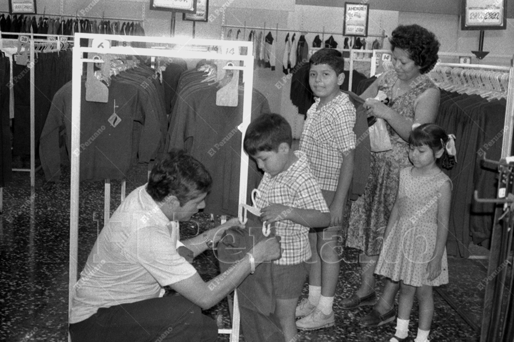 Lima - 24 marzo 1981 / A pocos días del inicio de las clases, padres de familia compran el uniforme escolar único. Foto: Archivo Histórico de El Peruano / Bernabé Wong