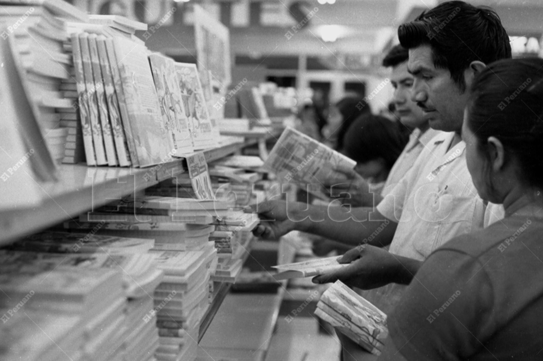 Lima - 1 abril 1978 / Venta de cuadernos y útiles escolares en un supermercado. Foto: Archivo Histórico de El Peruano / José Risco