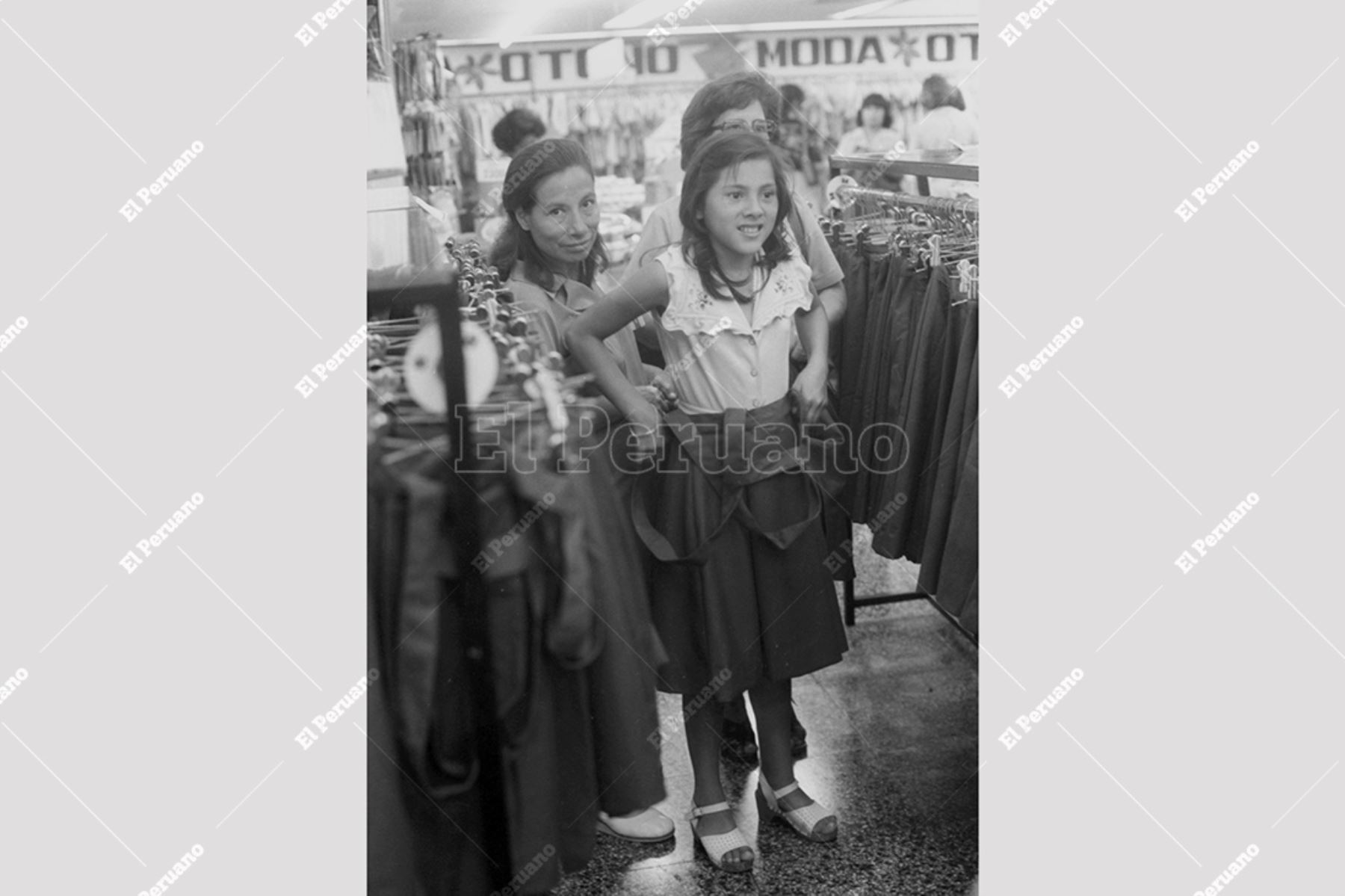 Lima - 27 marzo 1979 / Una niña se prueba el uniforme escolar en un supermercado.  A poco días del inicio de clases se incrementa la venta de uniformes escolares. Foto: Archivo Histórico de El Peruano / Pavel Marrul