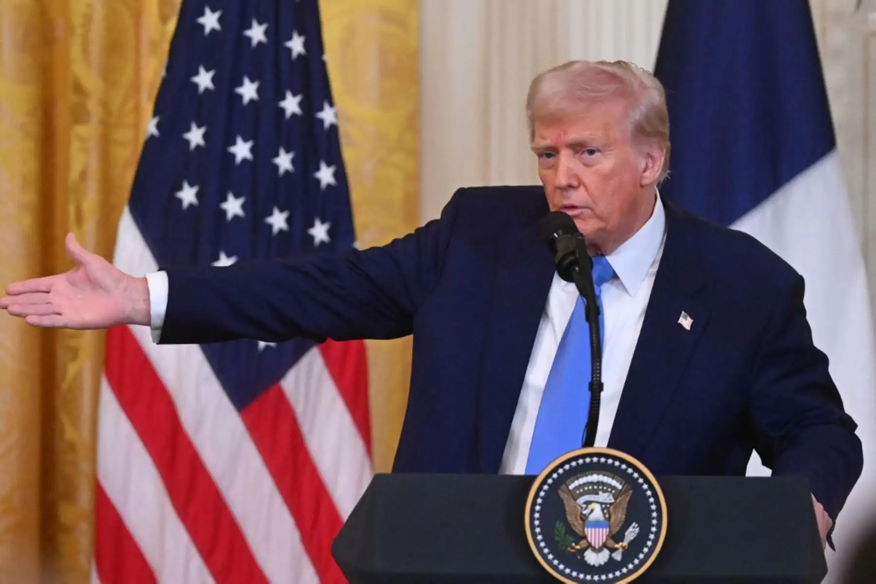 Donald Trump se jactó ante los periodistas de su relación "especial" con Macron y aseguró que podría poner fin a las hostilidades bélicas en "unas semanas". Foto: AFP