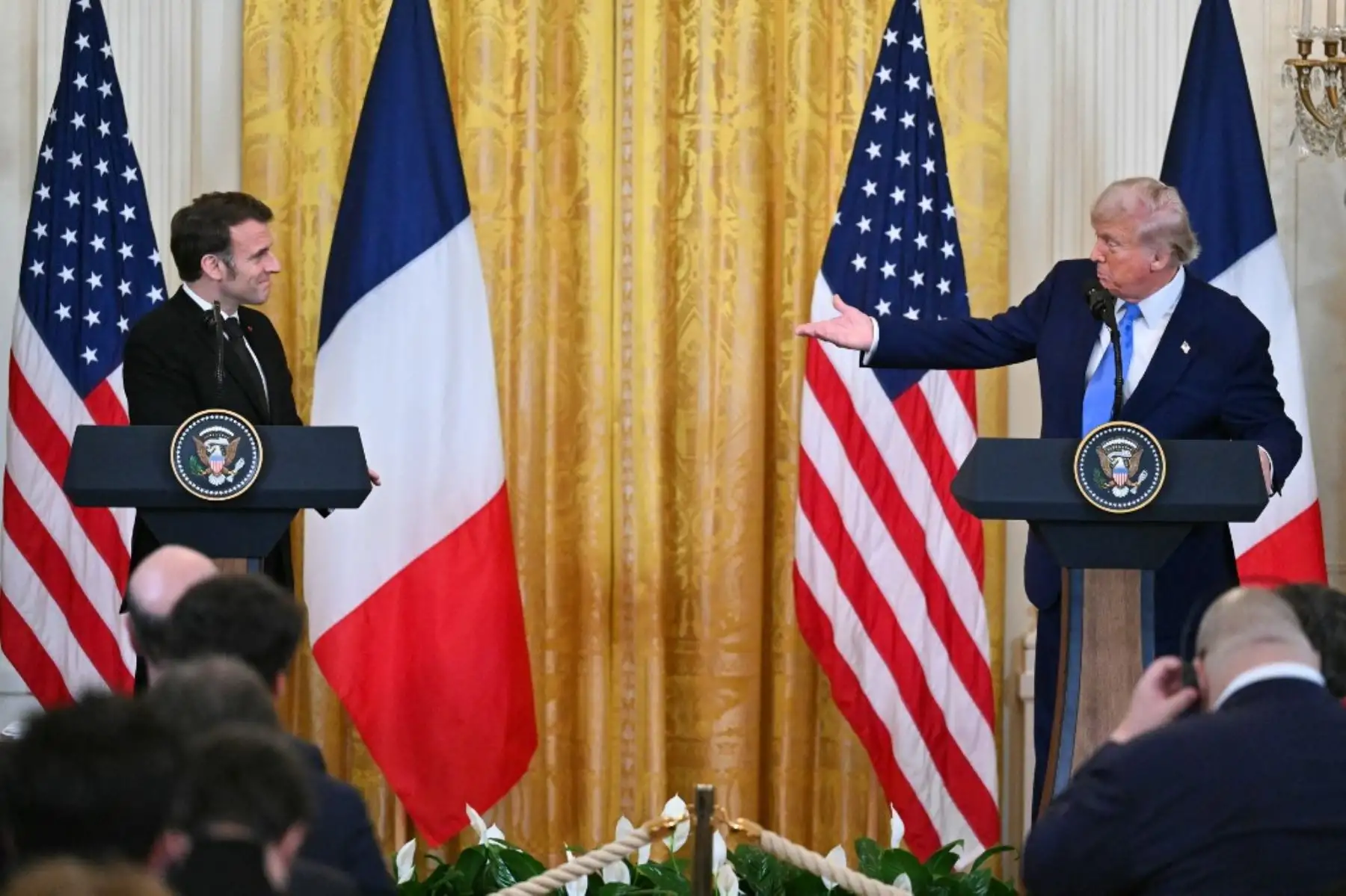 Macron, recibido este lunes en el despacho oval de la Casa Blanca, prometió negociaciones para una paz "duradera" y espera una "fuerte" implicación estadounidense para conseguirlo. Foto: AFP