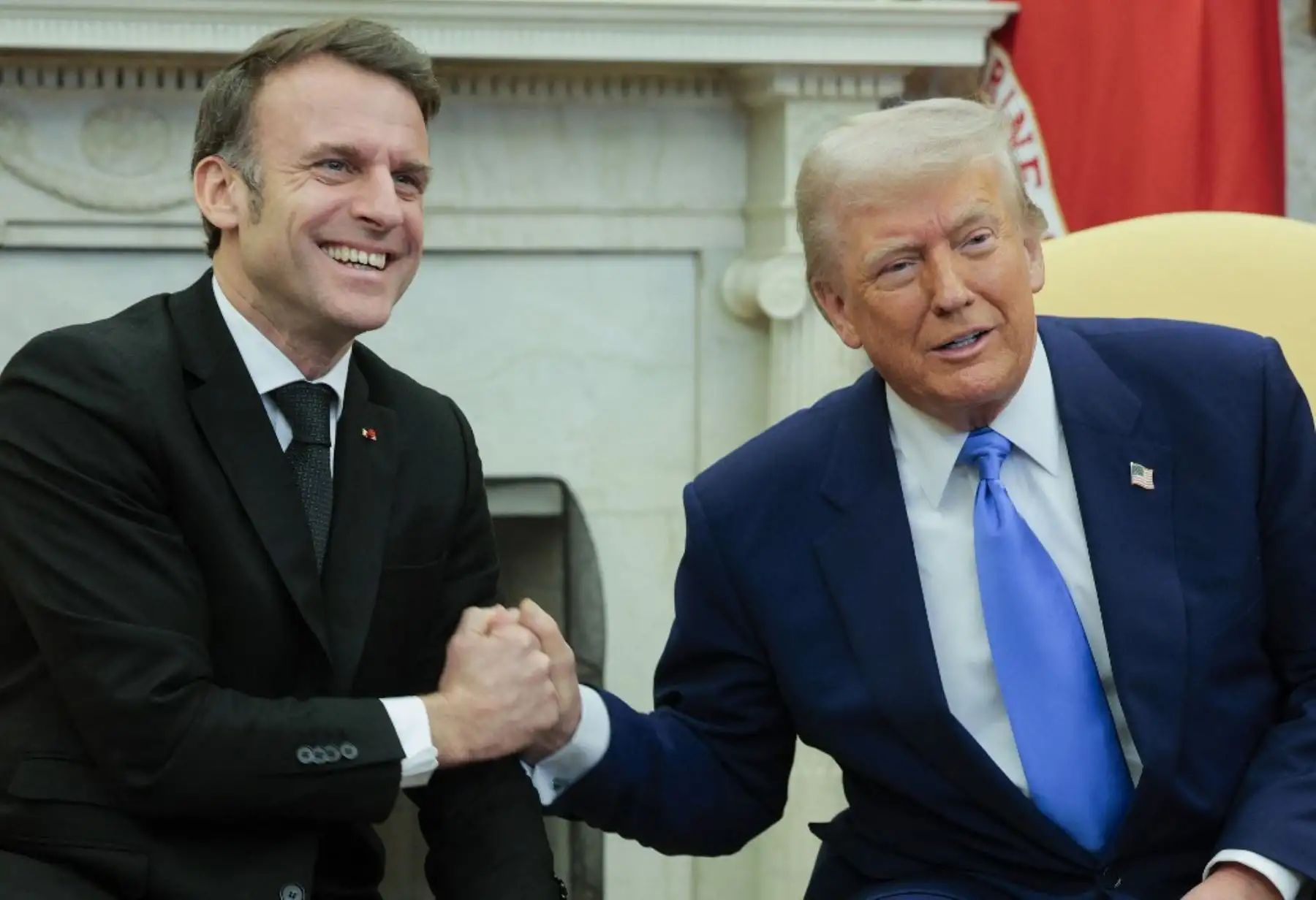 Pese a enormes discrepancias sobre el fondo, el presidente estadounidense Donald Trump y su homólogo francés Emmanuel Macron se comprometieron a trabajar juntos para poner fin a la guerra en Ucrania, algo que el republicano espera lograr en "unas semanas", respaldado por fuerzas de paz europeas. Foto: AFP