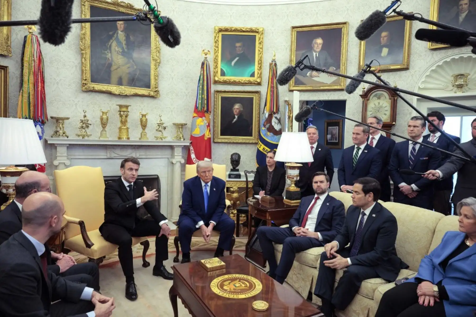 También se dieron fuertes apretones de manos, lo que se ha convertido en una especie de sello distintivo de su relación, como ya hacían durante el primer mandato de Donald Trump (2017-2021). Foto: AFP