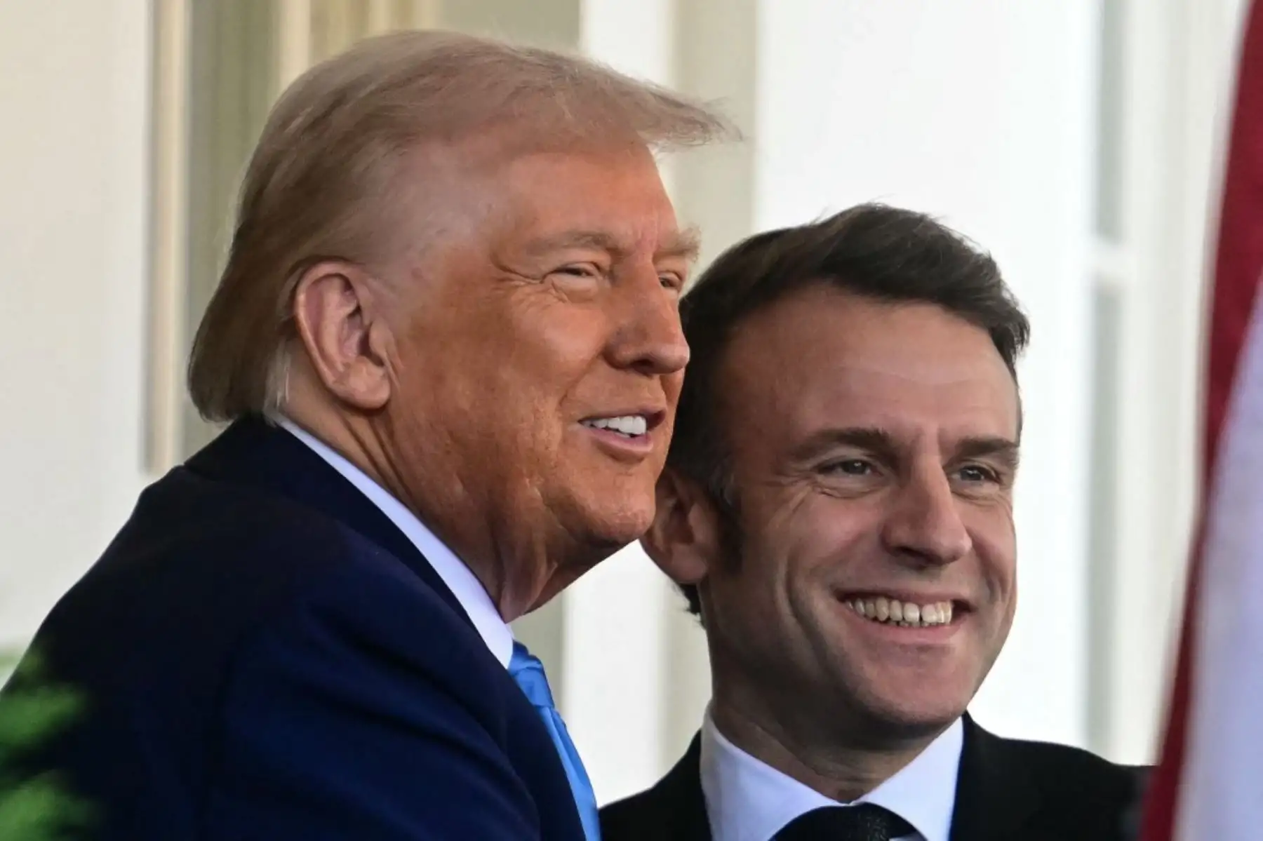 Delante de Trump, el presidente francés calificó a Rusia de "agresor". El magnate republicano insiste, por el contrario, en poner a ambos países al mismo nivel, cuando no responsabiliza a Volodimir Zelenski, como hizo recientemente. Foto: AFP