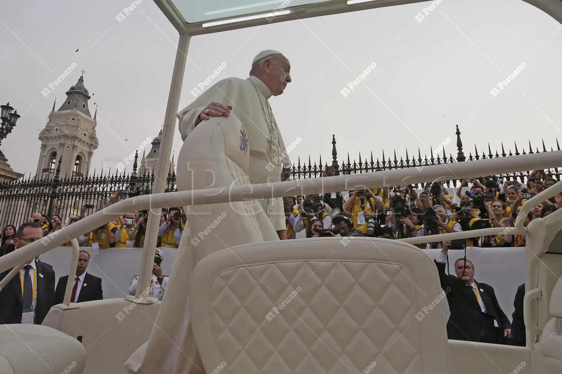 Lima - 19 enero 2018 / El Papa Francisco en el papamóvil antes de recorrer el perímetro de la Plaza de Armas de Lima y saludar a sus miles de feligreses. Foto: ANDINA / Federico Romero