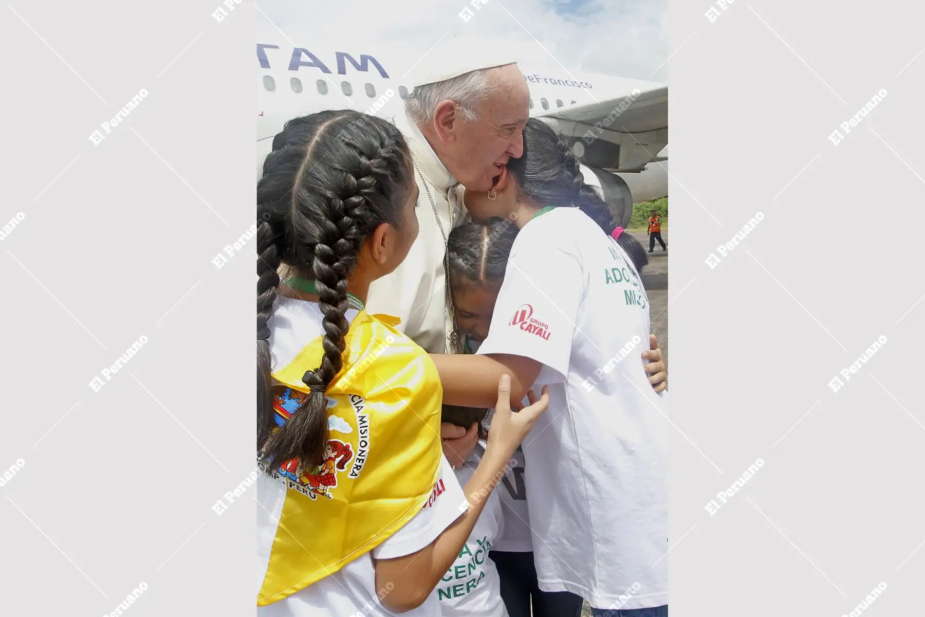 Madre de Dios - 19 enero 2018 / El Papa Francisco es recibido por un grupo de niños a su llegada a la ciudad Puerto Maldonado. Foto: ANDINA / Carolina Urra