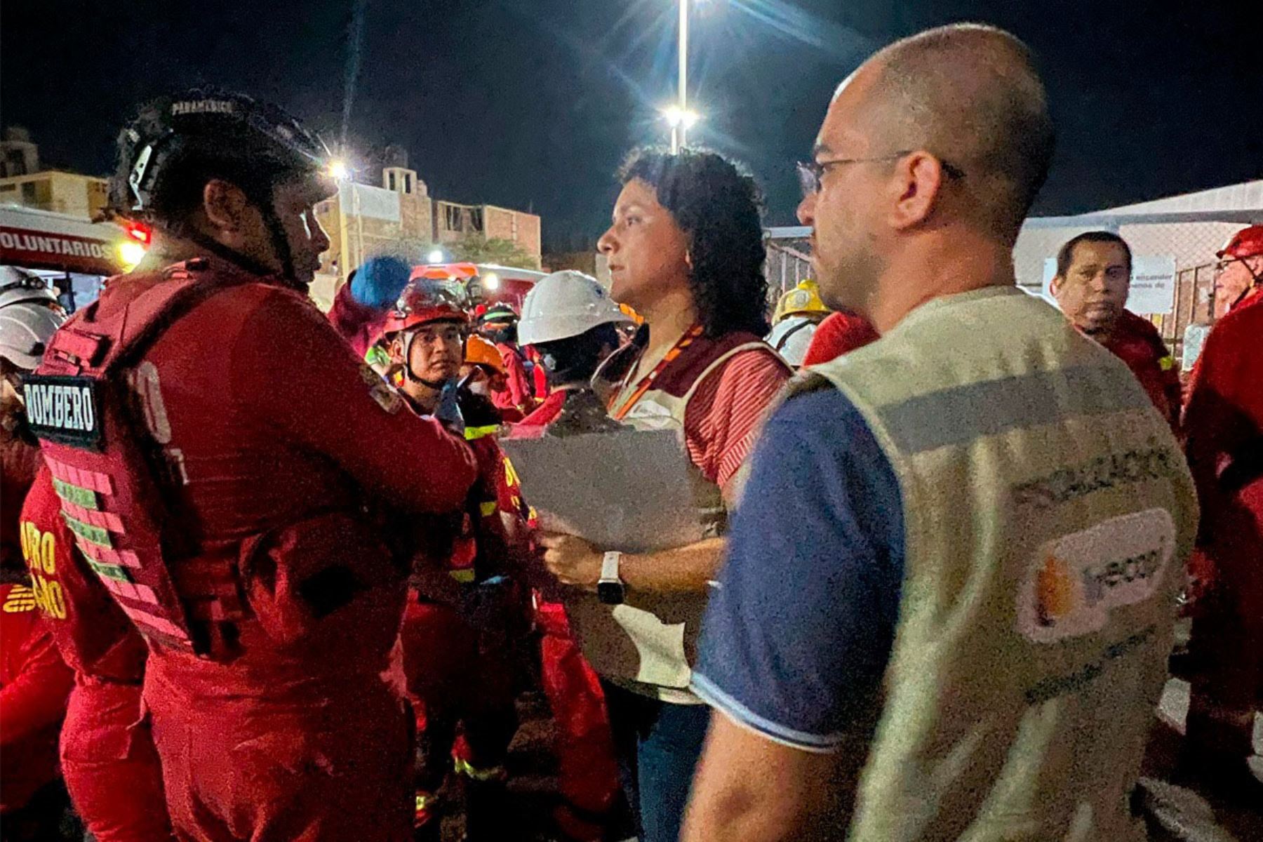 Personal de Indecopi se apersonó al lugar de la tragedia tras el desplome del techo del patio de comidas del Real Plaza de Trujillo, ocasionando muertos y heridos.ANDINA/Difusión