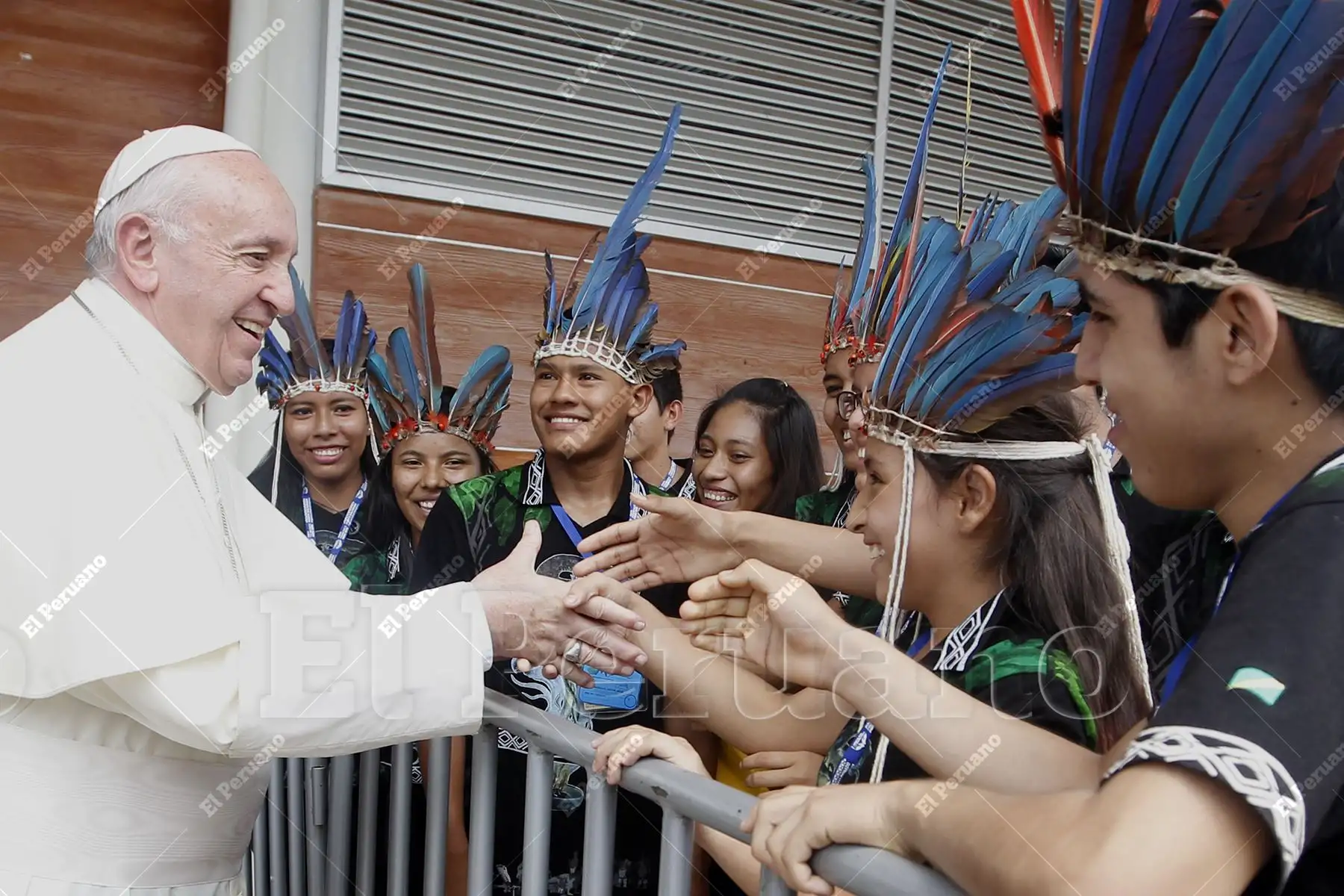 Madre de Dios - 19 enero 2018 / El Papa Francisco saluda a jóvenes  a su llegada a la ciudad de Puerto Maldonado. El Santo Padre sostuvo un encuentro con pueblos de la Amazonía. Foto: ANDINA / Carolina Urra