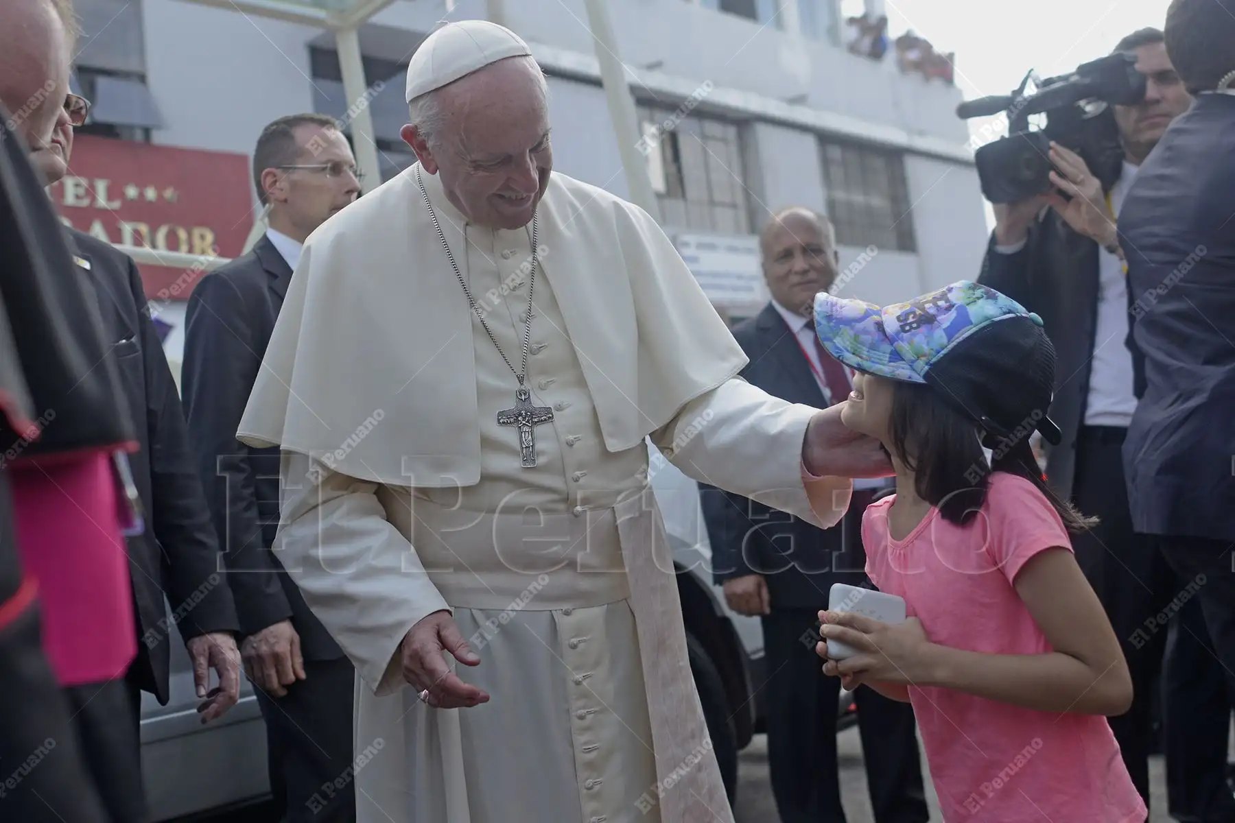 La Libertad - 20 enero 2018 / El  Papa Francisco saluda a una niña a su salida del Seminario de San Carlos de Trujillo donde sostuvo un encuentro con sacerdotes, religiosas  y seminaristas. Foto: ANDINA / Elías Alfageme