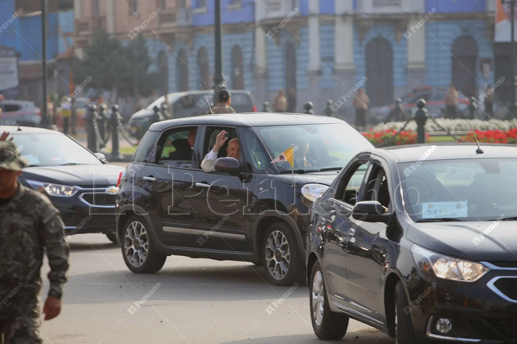 Lima - 19 enero 2018 / El Papa Francisco saluda desde un automóvil a su paso por la Plaza Dos de Mayo. El Sumo Pontífice cumple su segundo día de visita pastoral al Perú. Foto: ANDINA / César García Lanfranco