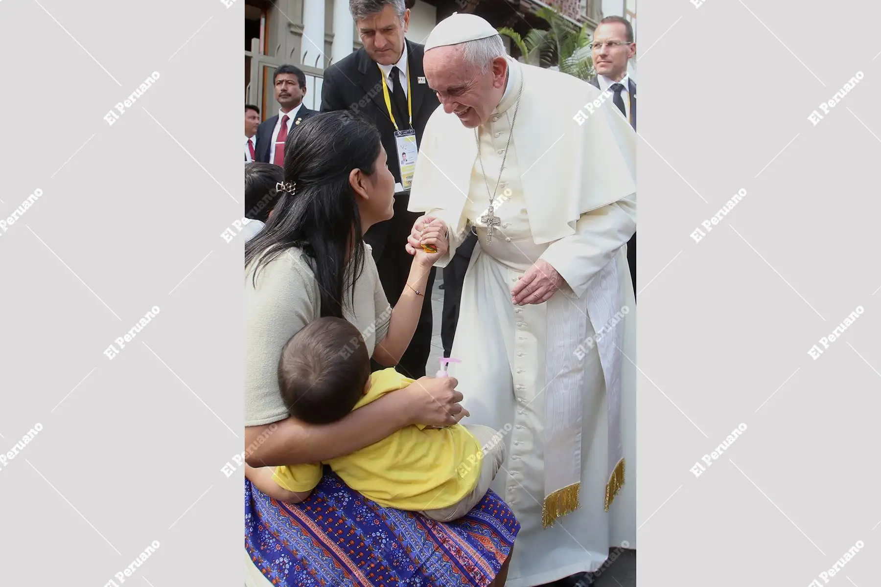 Lima - 21 enero 2018 / El Papa Francisco bendice a una mujer y su niño en los exteriores de la Nunciatura Apostólica en el último día de su visita pastoral al Perú. Foto: ANDINA / César García Lanfranco