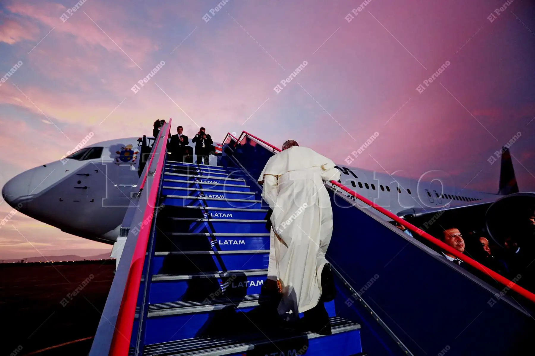 Callao - 21 enero 2018 / Tras cuatro días de visita pastoral al Perú, el Papa Francisco se despide y sube al avión de regreso a Roma, en el Grupo Aéreo N° 8. Foto: ANDINA / Carlos Lezama