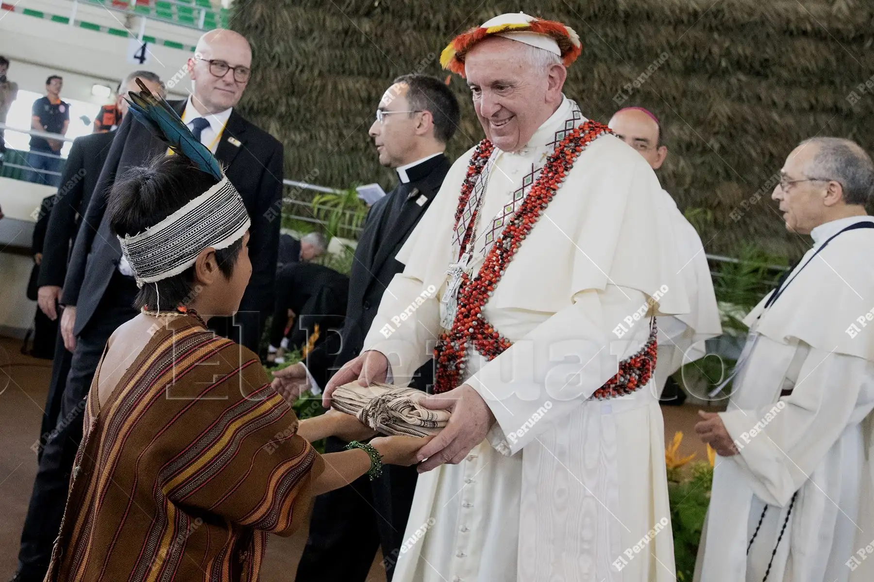 Madre de Dios - 19 enero 2018/ El Papa Francisco recibe un obsequio de un niño nativo durante una reunión con representantes de comunidades indígenas de la cuenca amazónica de Perú, Brasil y Bolivia, en  Puerto Maldonado. Foto: ANDINA / Andrés Valle