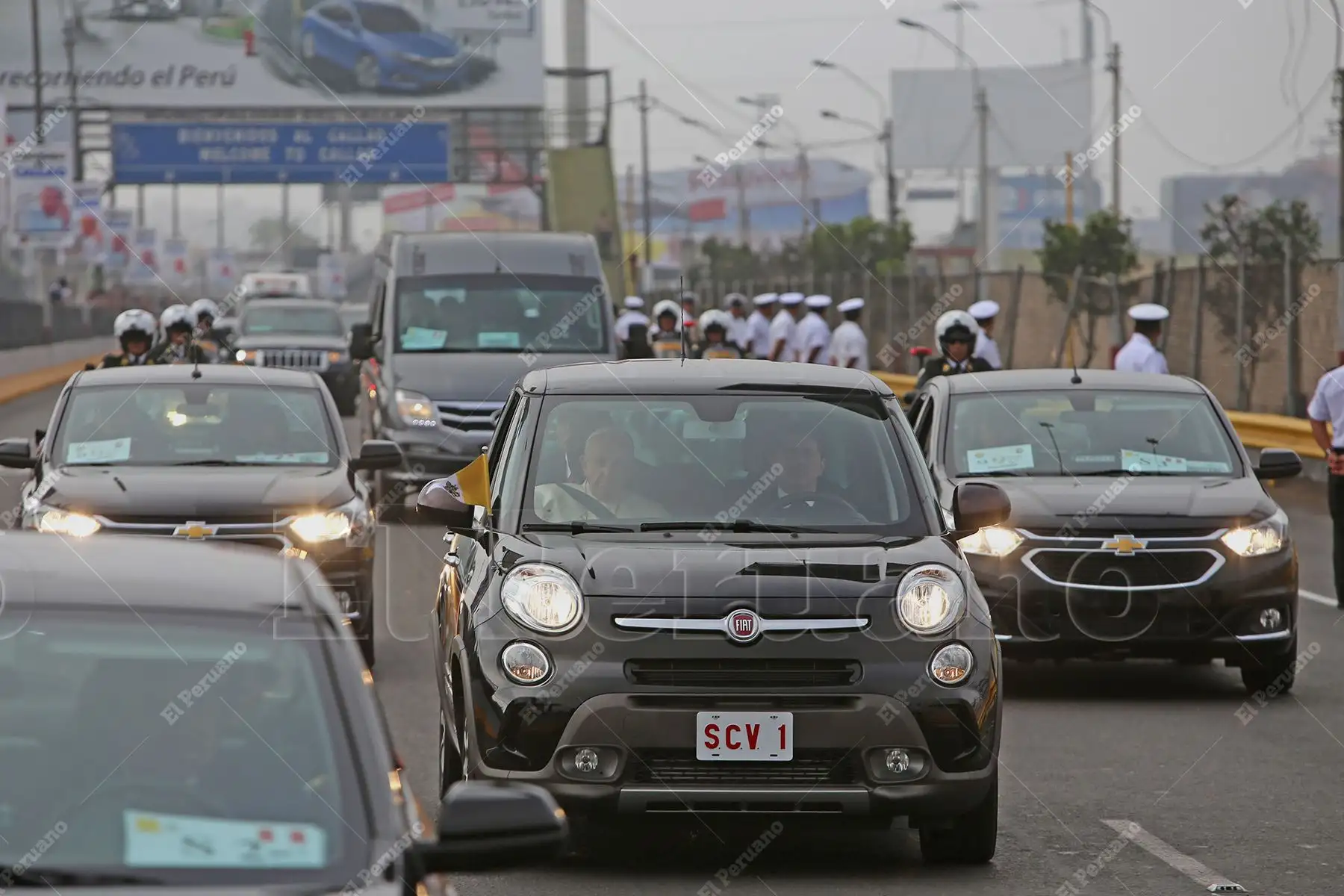 Callao - 19 enero 2018 / El Papa Francisco a bordo de un automóvil que los traslada al Grupo Aéreo N° 8.  El Sumo Pontífice cumple su segundo día de visita pastoral al Perú. Foto: ANDINA / César García Lanfranco
