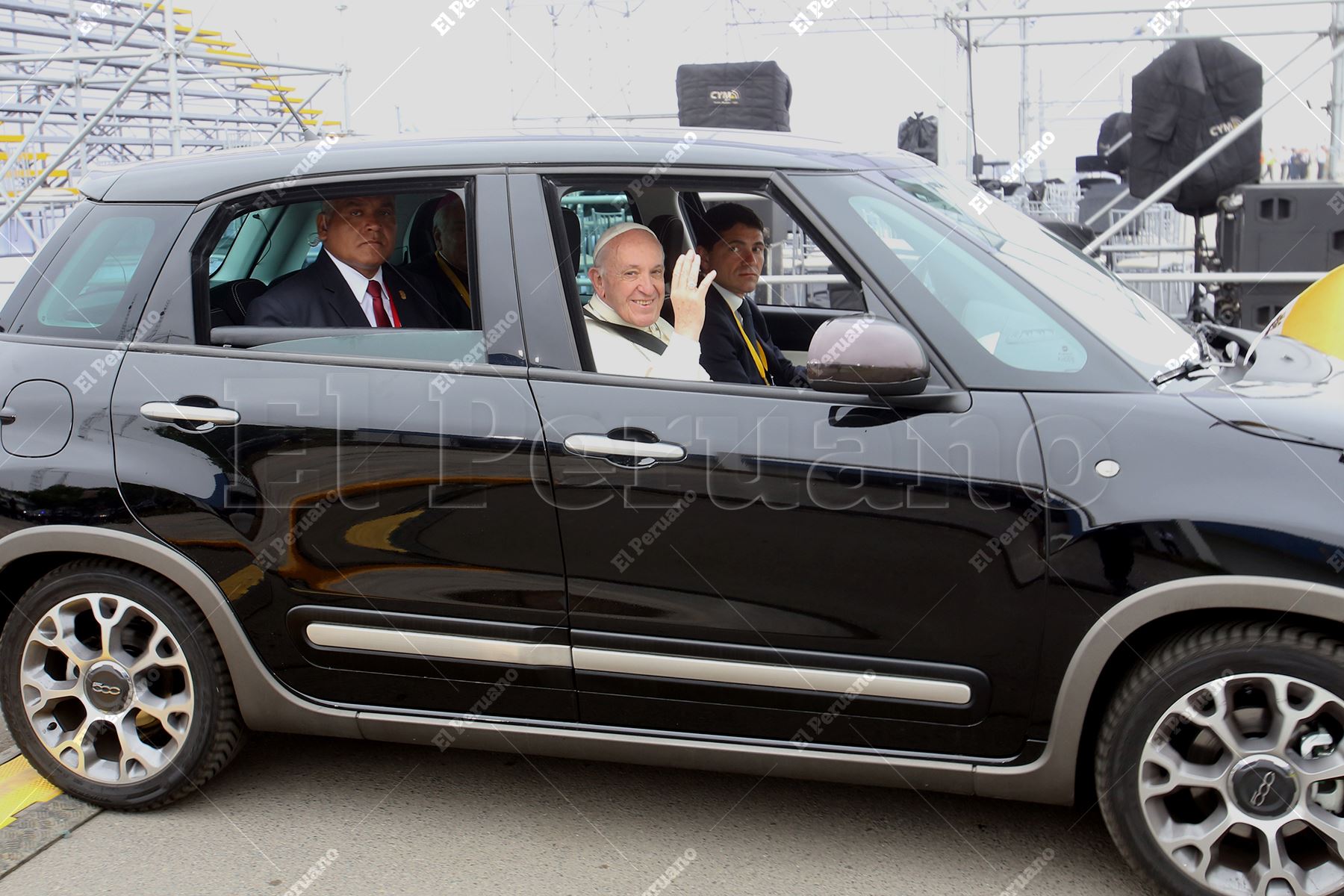 Lima - 20 enero 2018 / El Papa Francisco saluda desde el automóvil que lo traslada en su tercer día de visita pastoral. al Perú Foto: ANDINA / César García Lanfranco