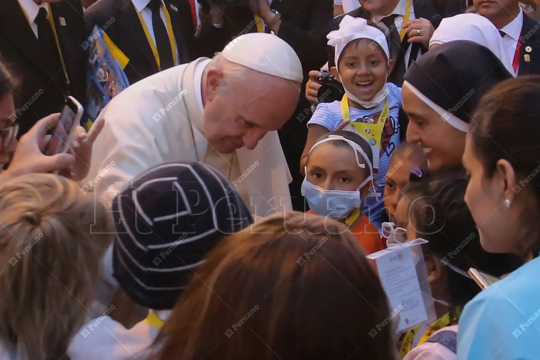 Lima - 20 enero 2018 / El Papa Francisco  bendijo a niños con problemas de salud y pidió a los feligreses rezar por ellos. Foto: ANDINA / César García Lanfranco
