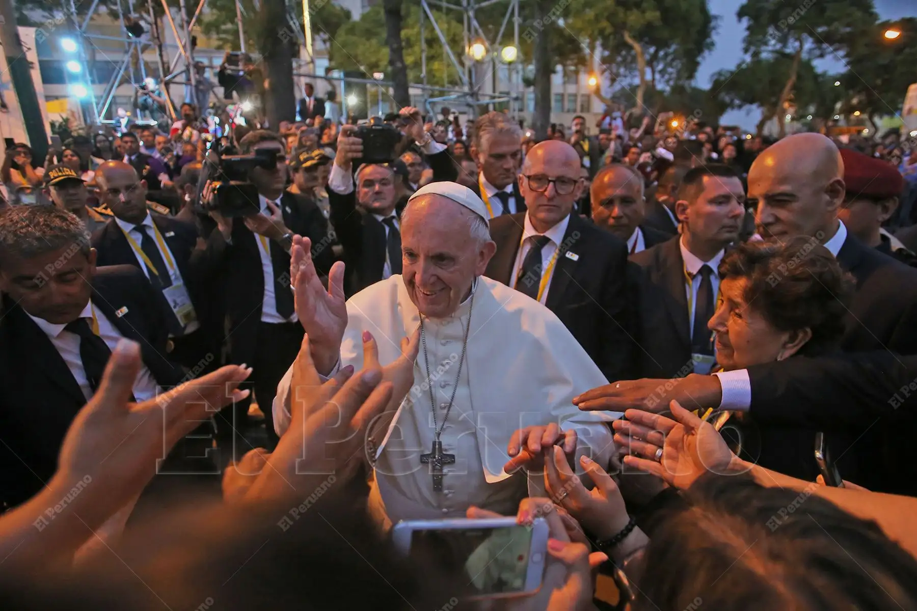 Lima - 20 enero 2018 / El Papa Francisco saluda a sus feligreses en las afueras de la Nunciatura Apostólica en su tercer día de visita pastoral al Perú. Foto: ANDINA / César García Lanfranco