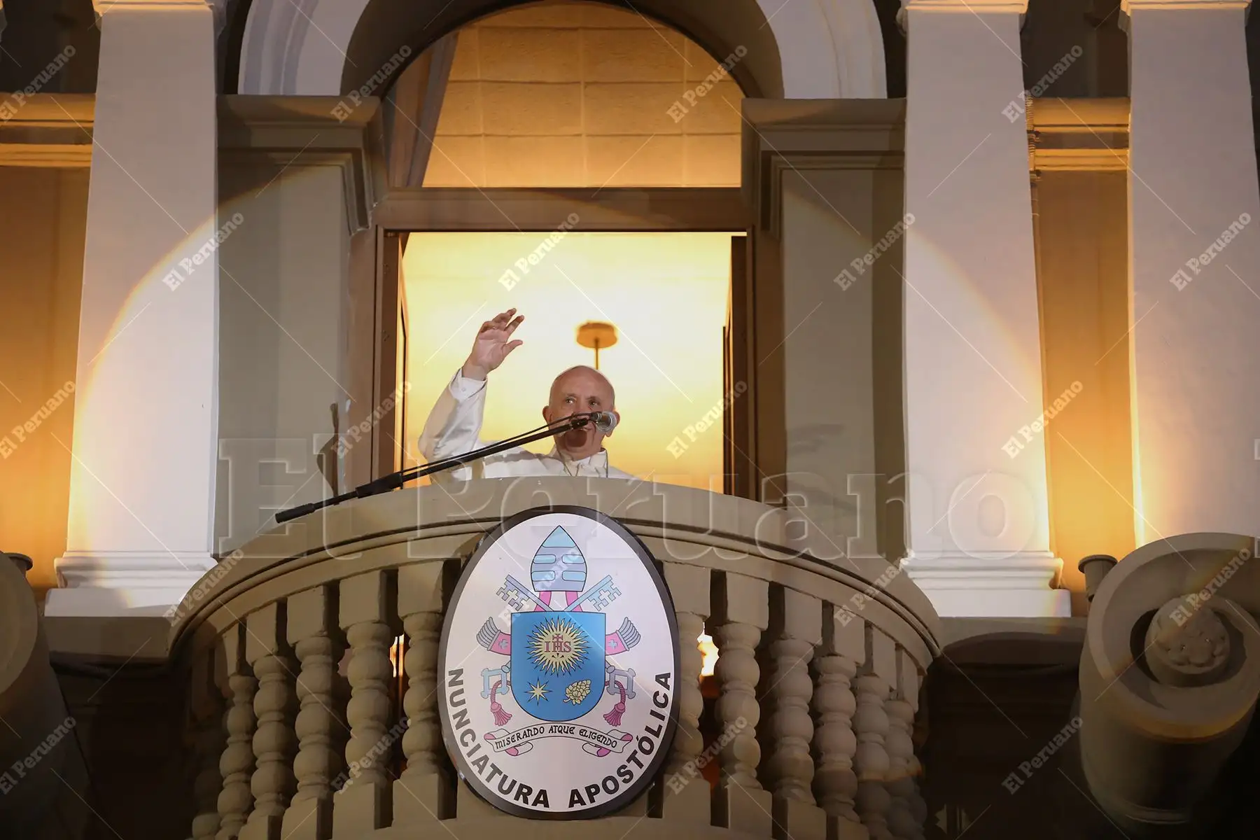 Lima - 20 enero 2018 / El Papa Francisco saluda a los feligreses desde un balcón de la Nunciatura Apostólica. Foto: ANDINA / César García Lanfranco
