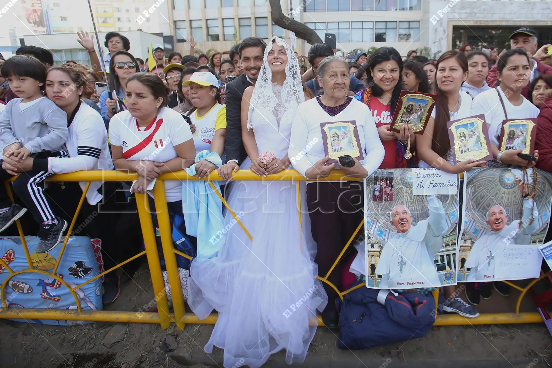 Lima - 21 enero 2018 / Una pareja de novios espera salida del Papa Francisco  de la Nunciatura Apostólica.  ANDINA / César García Lanfranco