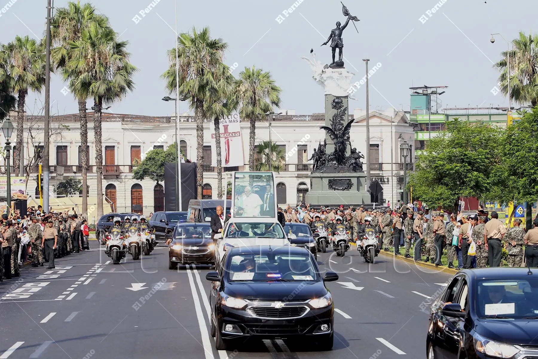 Lima - 21 enero 2018 / El Papa Francisco saluda a una multitud de feligreses en su recorrido de la Nunciatura Apostólica a la Plaza de Armas de Lima. ANDINA / César García Lanfranco