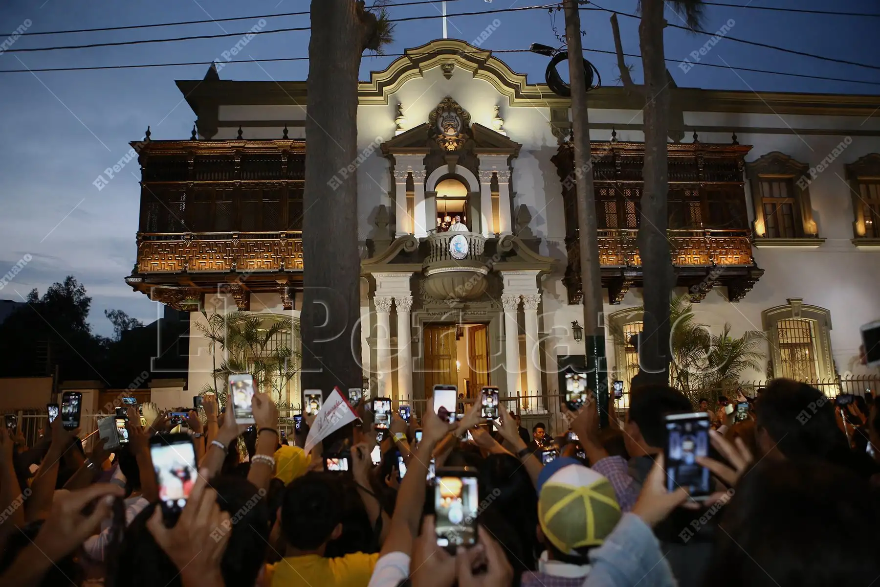 Lima - 20 enero 2018 / El Papa Francisco se dirige a los feligreses congregados en las inmediaciones de la Nunciatura Apostólica. Foto: ANDINA / Rubén Grández