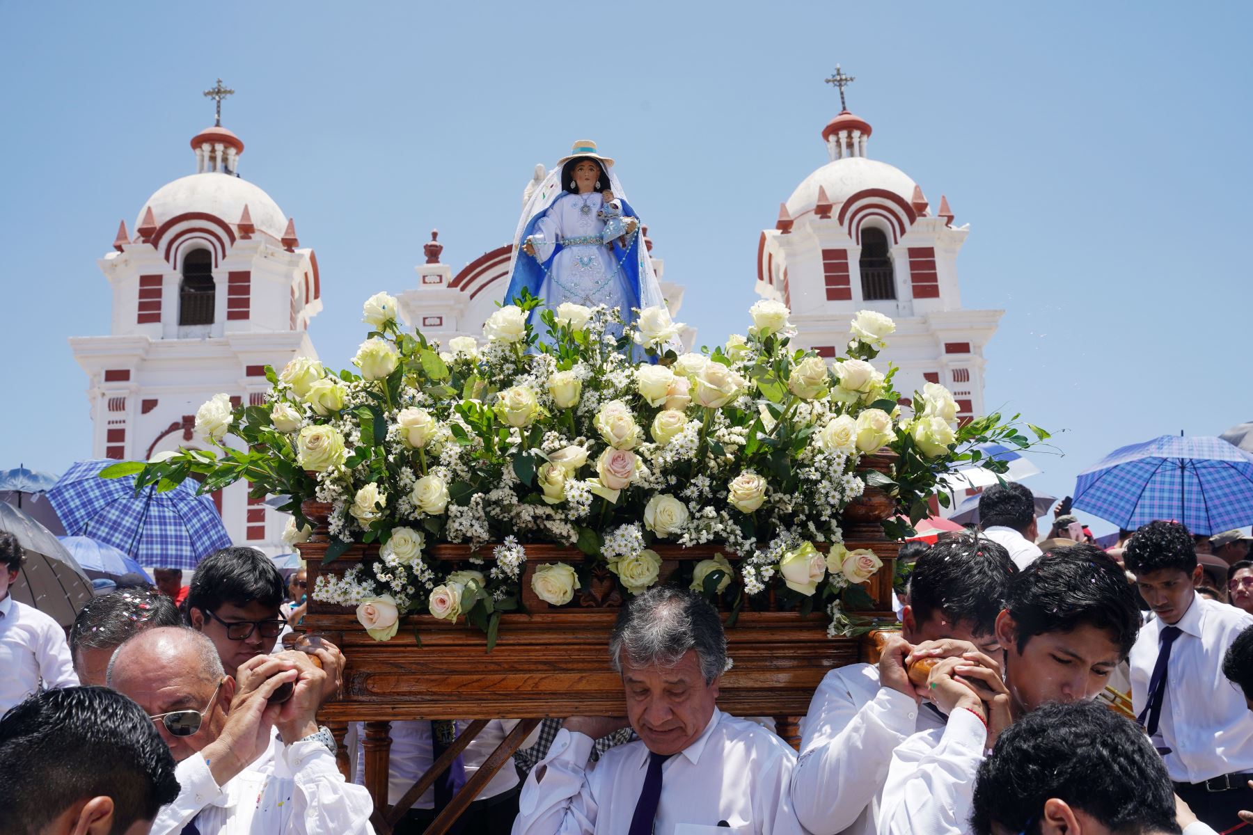 Los devotos de la Virgen de Yauca son los protagonistas del Jueves de Comadres que se celebra en Ica. Foto: Genry Bautista