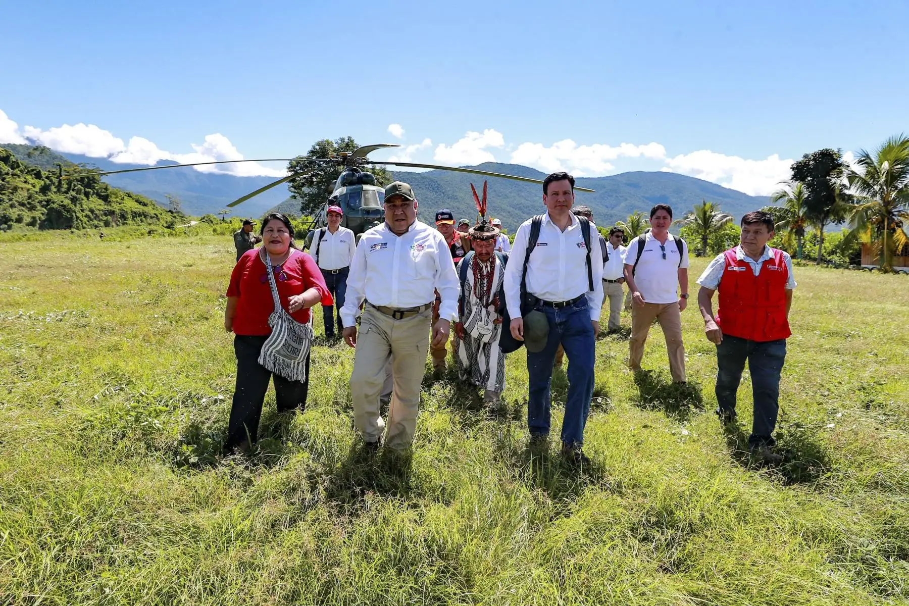 El premier Gustavo Adrianzén se encuentra en el distrito de Río Tambo (Junín) coordinando y articulando acciones con la alcaldesa Digna Sucari y líderes locales tras la declaratoria de estado de emergencias por fuertes lluvias. Foto: PCM