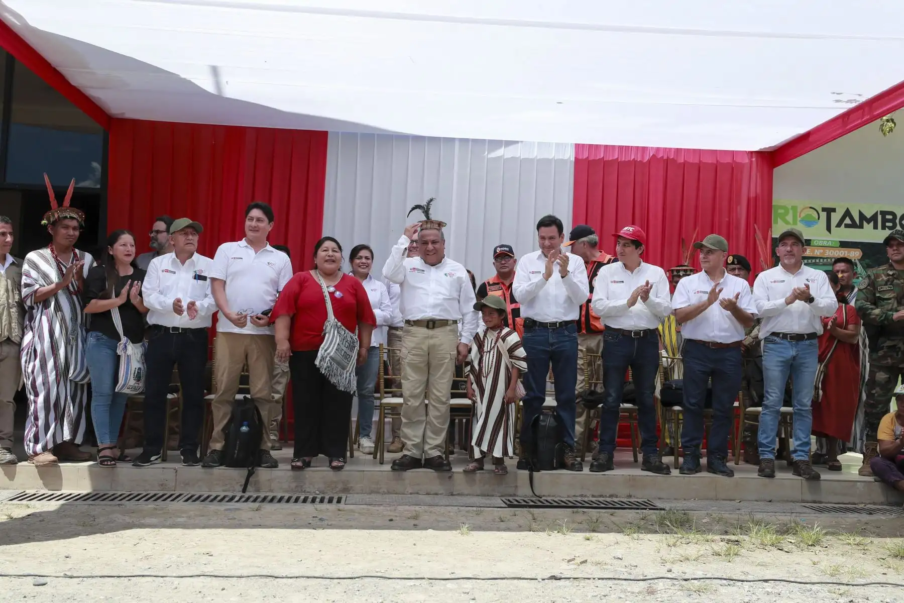 El premier Gustavo Adrianzén se encuentra en el distrito de Río Tambo (Junín) coordinando y articulando acciones con la alcaldesa Digna Sucari y líderes locales tras la declaratoria de estado de emergencias por fuertes lluvias. Foto: PCM