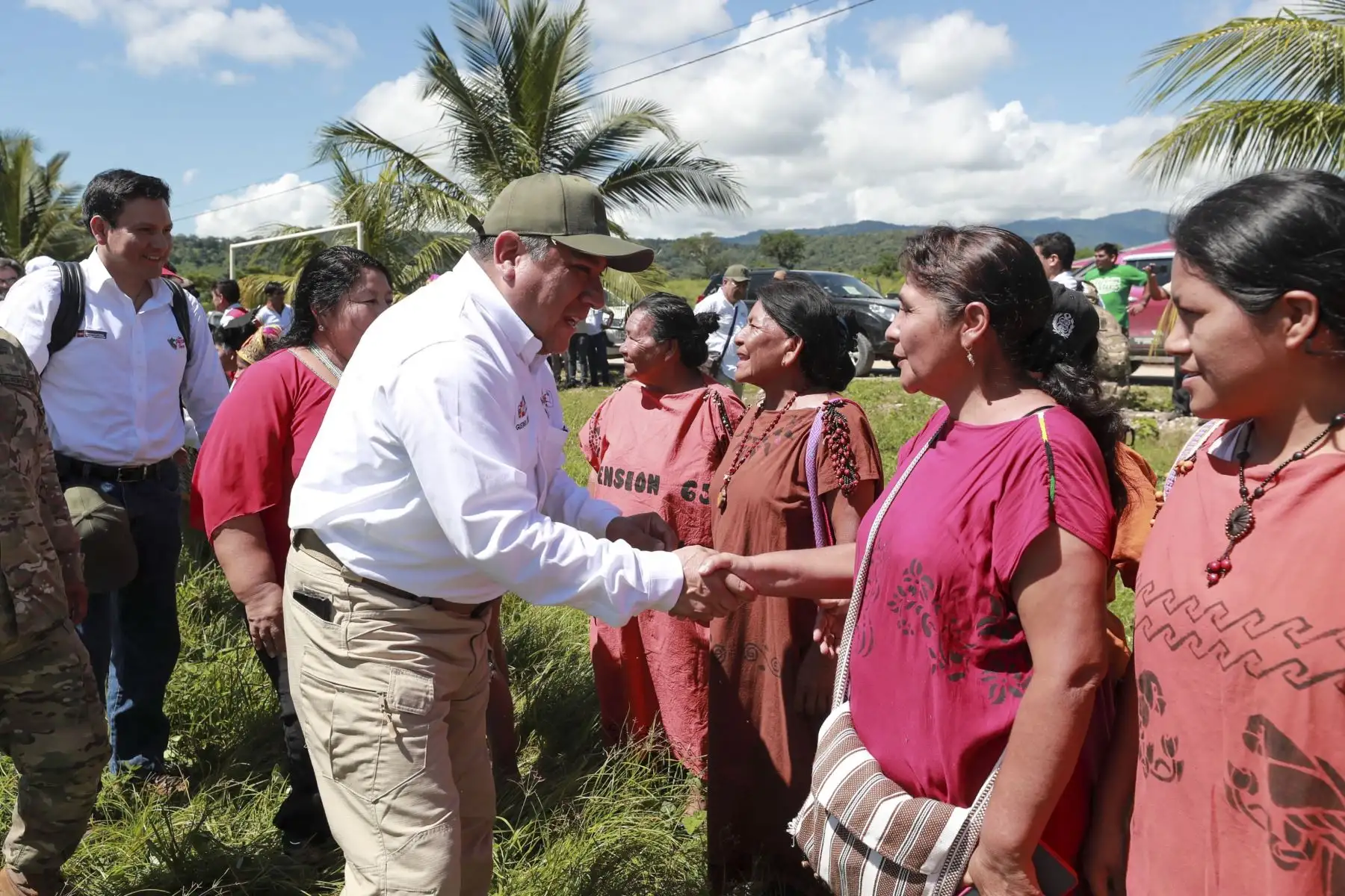 El premier Gustavo Adrianzén se encuentra en el distrito de Río Tambo (Junín) coordinando y articulando acciones con la alcaldesa Digna Sucari y líderes locales tras la declaratoria de estado de emergencias por fuertes lluvias. Foto: PCM