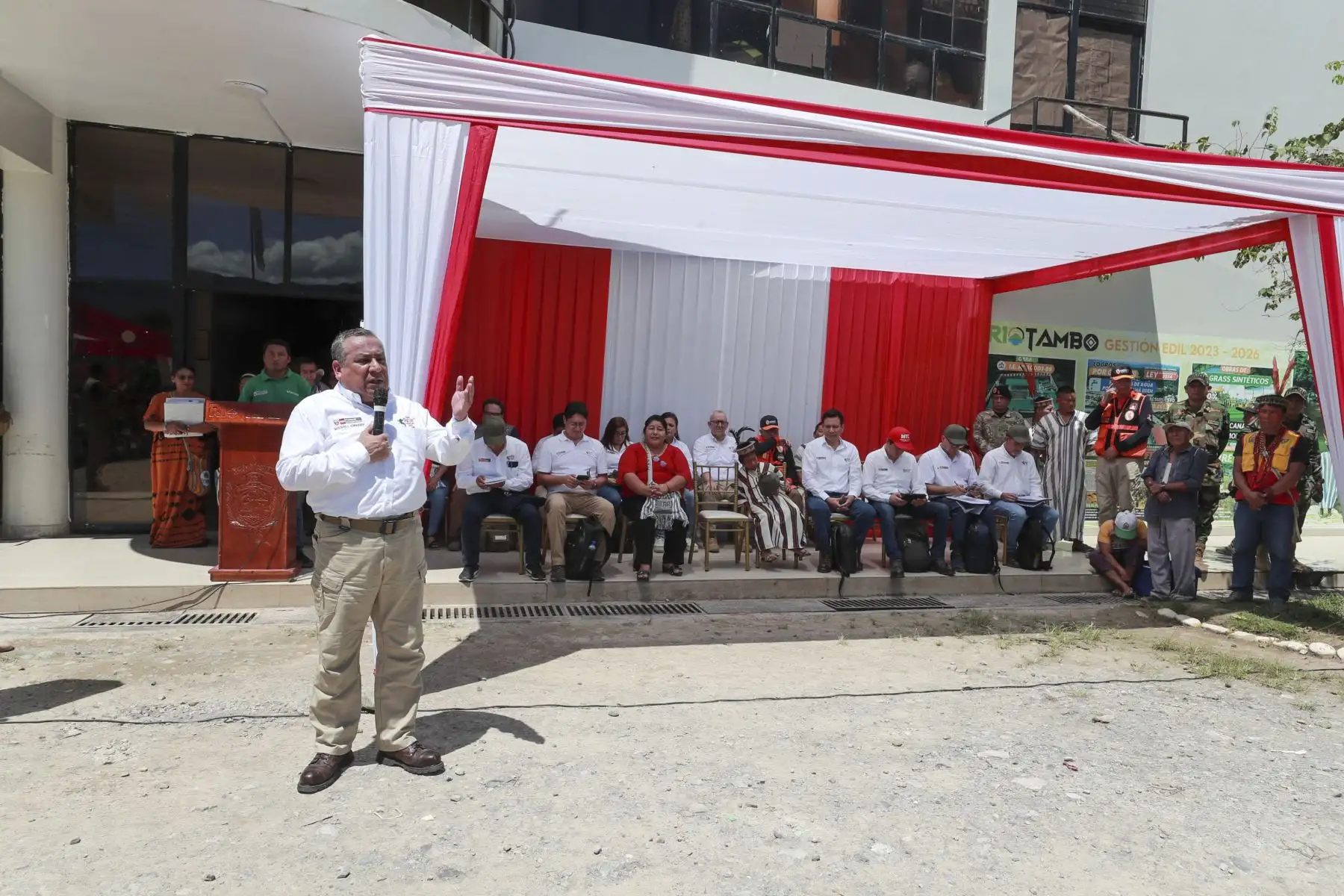 El premier Gustavo Adrianzén se encuentra en el distrito de Río Tambo (Junín) coordinando y articulando acciones con la alcaldesa Digna Sucari y líderes locales tras la declaratoria de estado de emergencias por fuertes lluvias. Foto: PCM