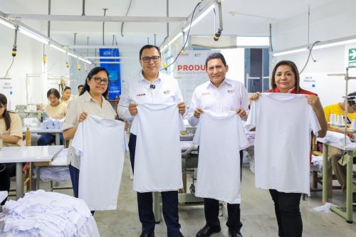 Ministro de la Producción, Sergio González, supervisó producción de polos escolares. Foto: Cortesía.