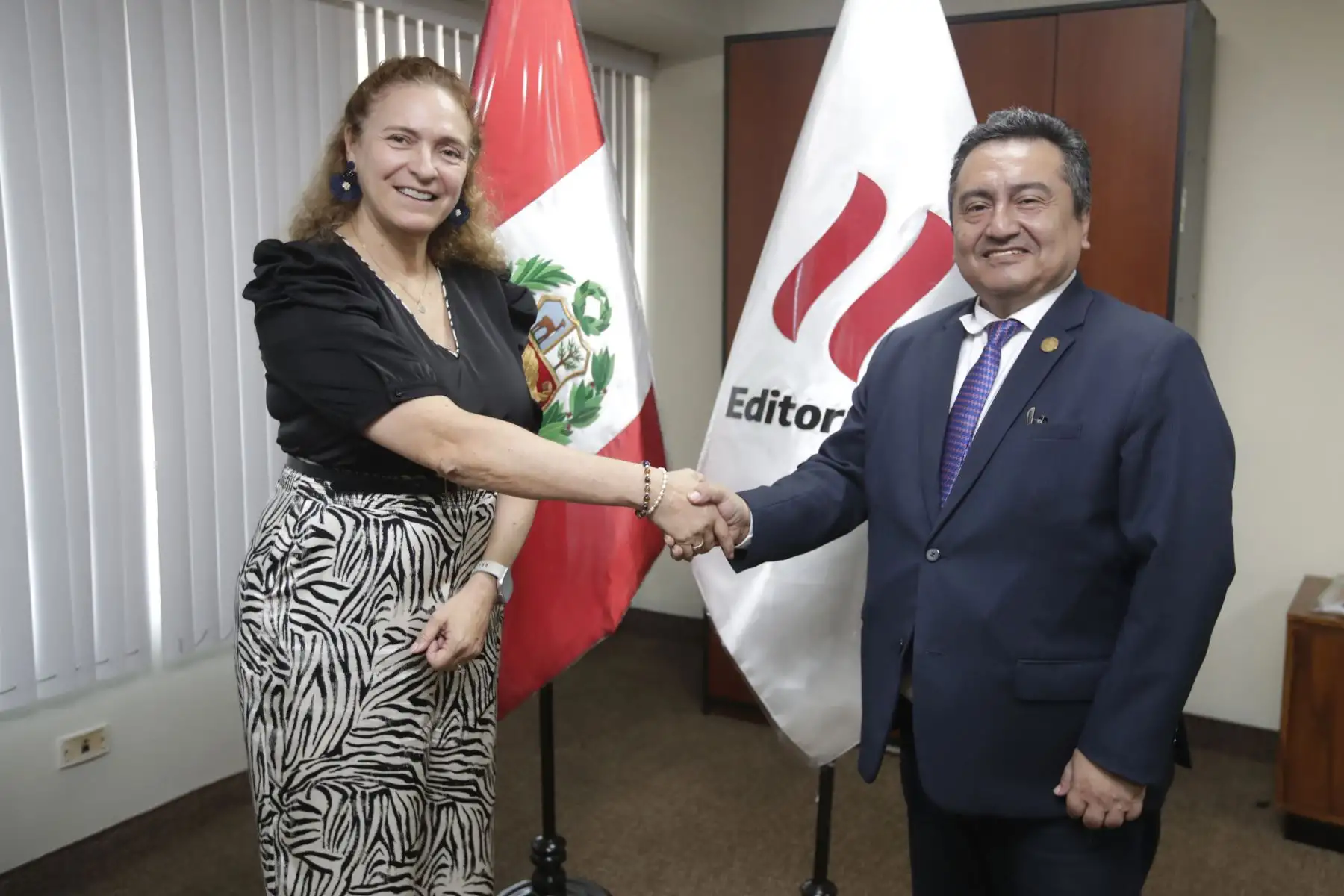 La titular de la Secretaría de Integridad Pública, Ana Reátegui Napurí, visitó hoy las instalaciones de Editora Perú y sostuvo una reunión de trabajo con el Gerente General y Director de Medios Periodísticos de Editora Perú, Félix Paz, con miras impulsar y consolidar esta alianza estratégica entre ambas entidades.
Foto: ANDINA/Eddy Ramos