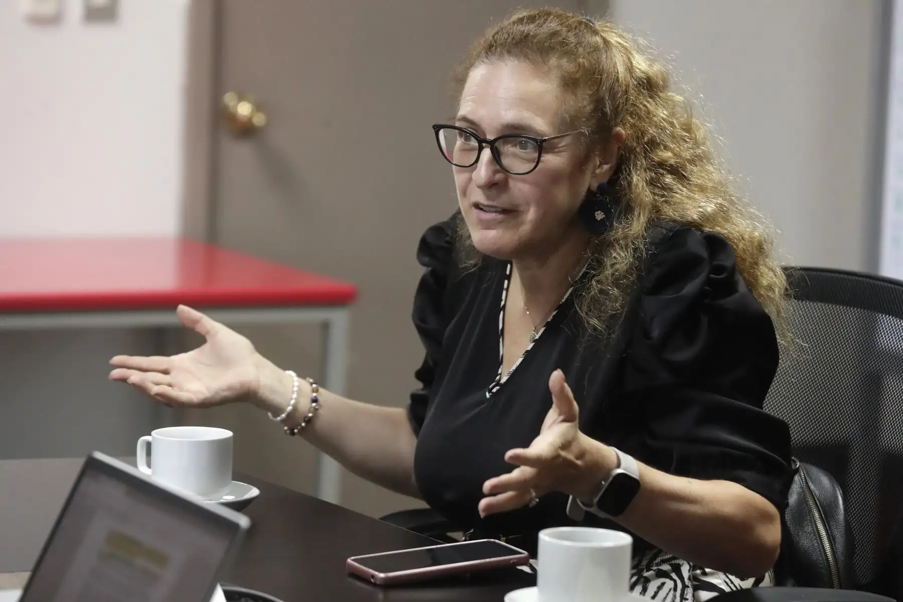La titular de la Secretaría de Integridad Pública, Ana Reátegui Napurí, visitó hoy las instalaciones de Editora Perú y sostuvo una reunión de trabajo con el Gerente General y Director de Medios Periodísticos de Editora Perú, Félix Paz, con miras impulsar y consolidar esta alianza estratégica entre ambas entidades.
Foto: ANDINA/Eddy Ramos