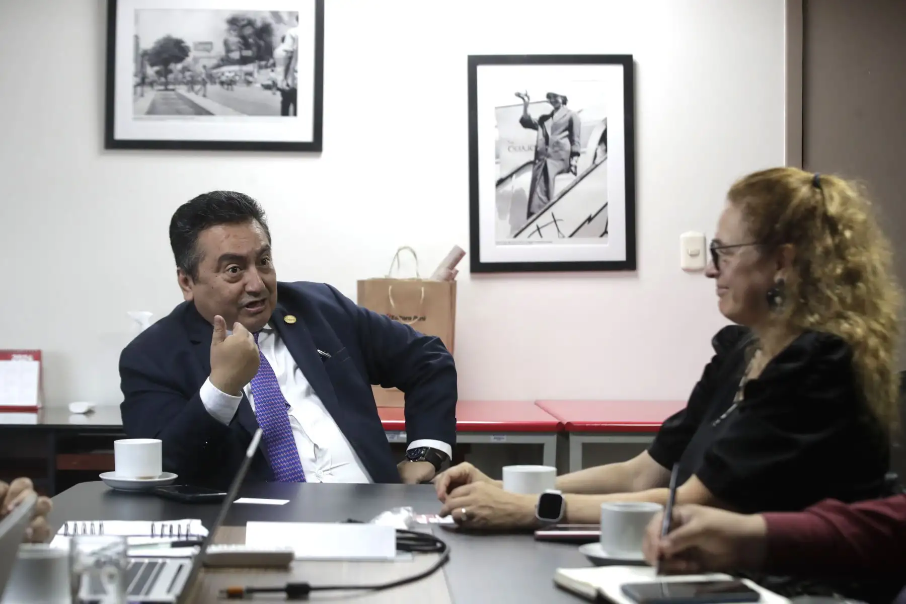 La titular de la Secretaría de Integridad Pública, Ana Reátegui Napurí, visitó hoy las instalaciones de Editora Perú y sostuvo una reunión de trabajo con el Gerente General y Director de Medios Periodísticos de Editora Perú, Félix Paz, con miras impulsar y consolidar esta alianza estratégica entre ambas entidades.
Foto: ANDINA/Eddy Ramos