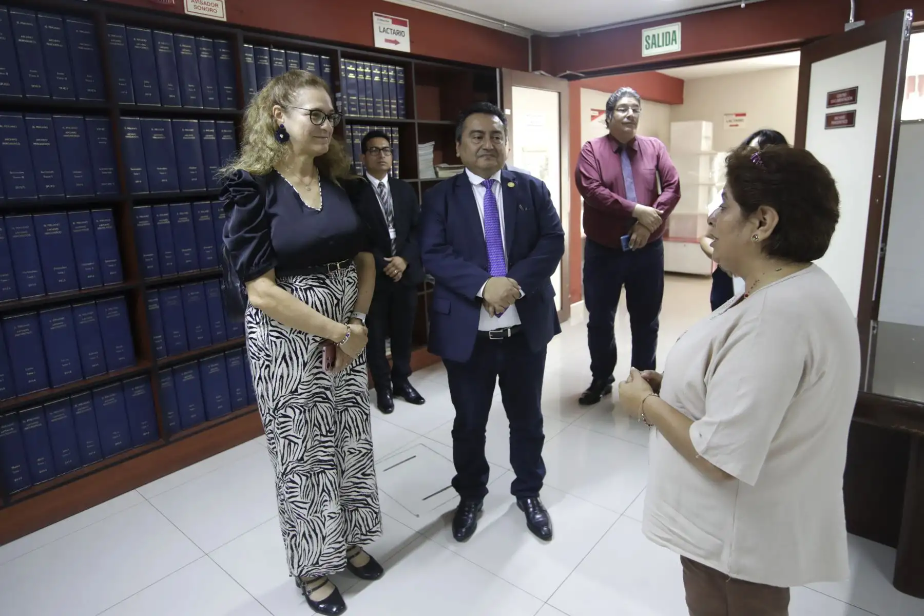 La titular de la Secretaría de Integridad Pública, Ana Reátegui Napurí, visitó hoy las instalaciones de Editora Perú y sostuvo una reunión de trabajo con el Gerente General y Director de Medios Periodísticos de Editora Perú, Félix Paz, con miras impulsar y consolidar esta alianza estratégica entre ambas entidades.
Foto: ANDINA/Eddy Ramos