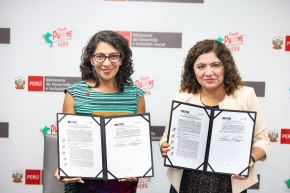 Ministra Leslie Urteaga (izq.) en la firma de convenio con la presidenta ejecutiva de World Vision Perú, Sandra Contreras. Foto: ANDINA/Difusión